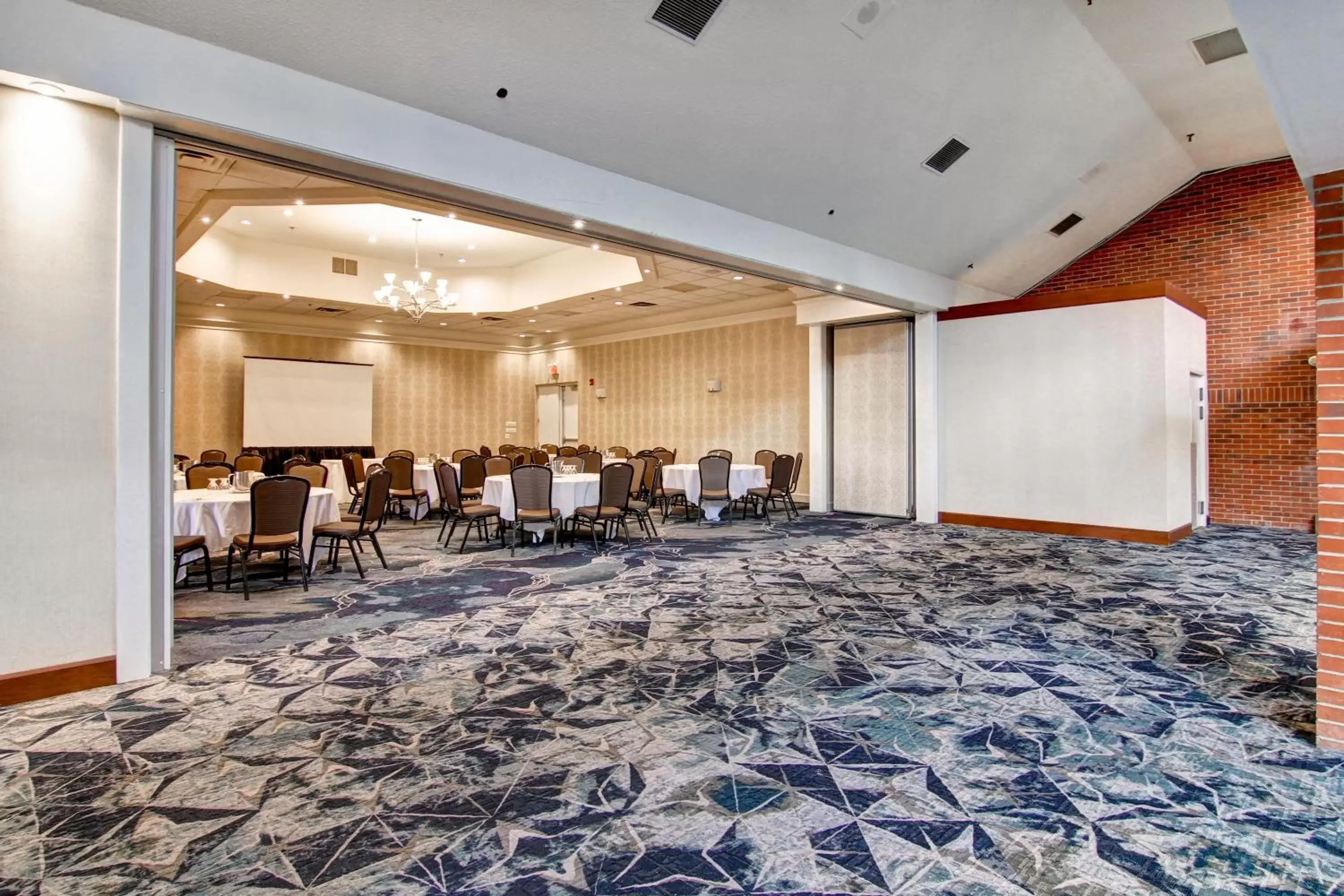 Banquet/Function facilities, Restaurant/Places to Eat in Holiday Inn Oakville Centre, an IHG Hotel