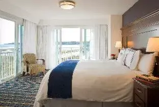 Bed in Newport Beach Hotel & Suites