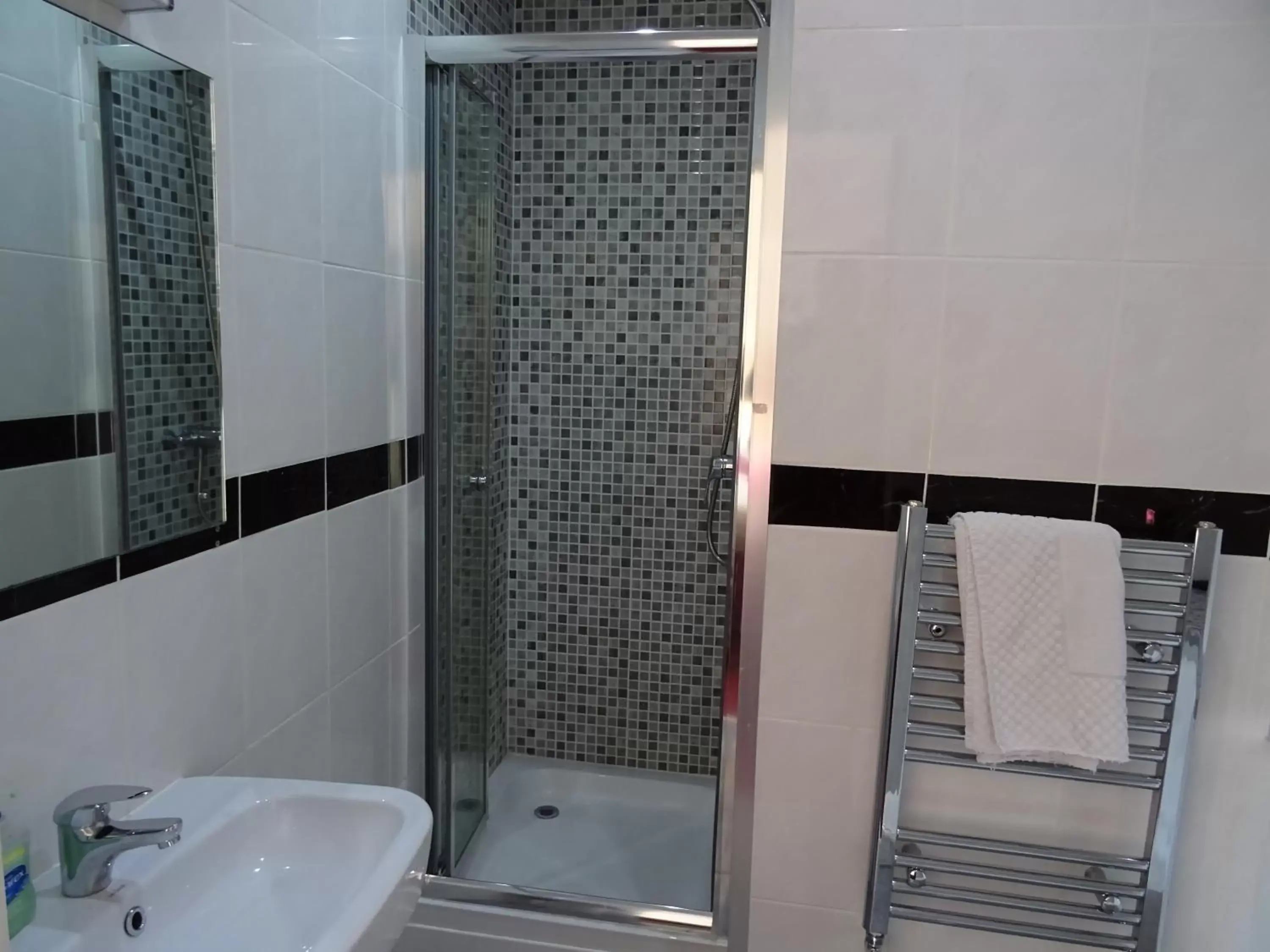 Shower, Bathroom in The Gatwick White House Hotel