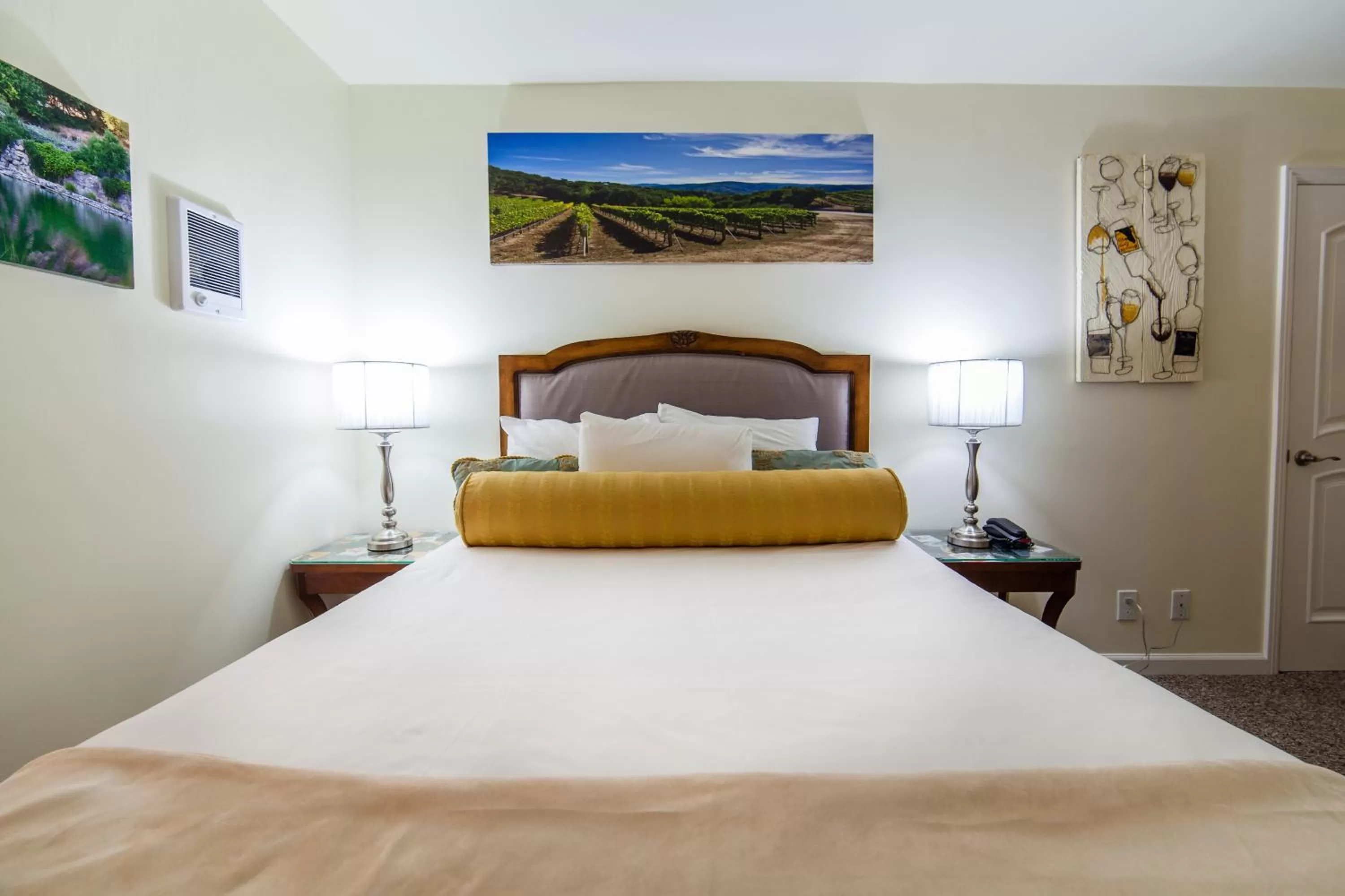 Bed in The Vendange Carmel Inn & Suites