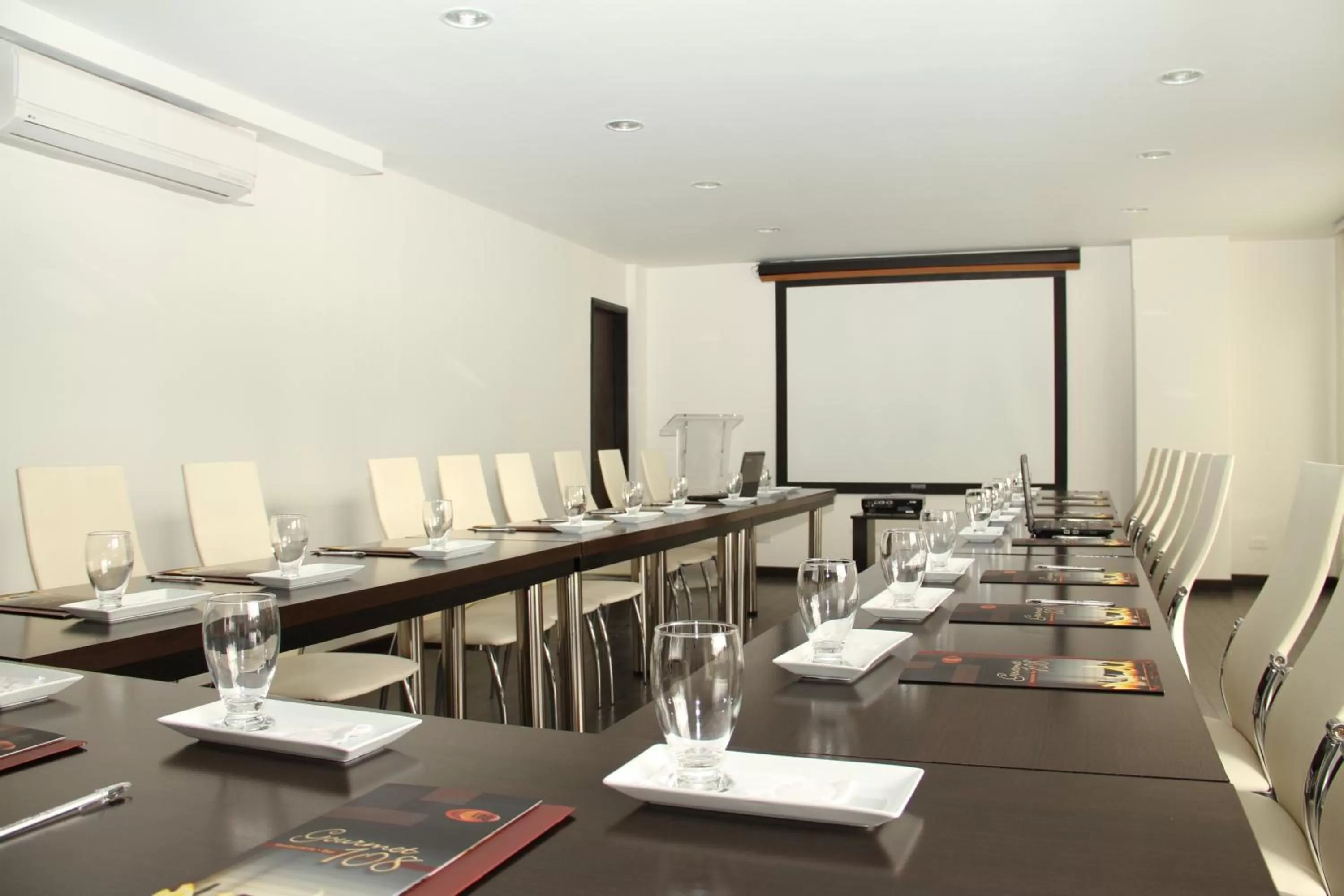 Area and facilities in Hotel Suites 108