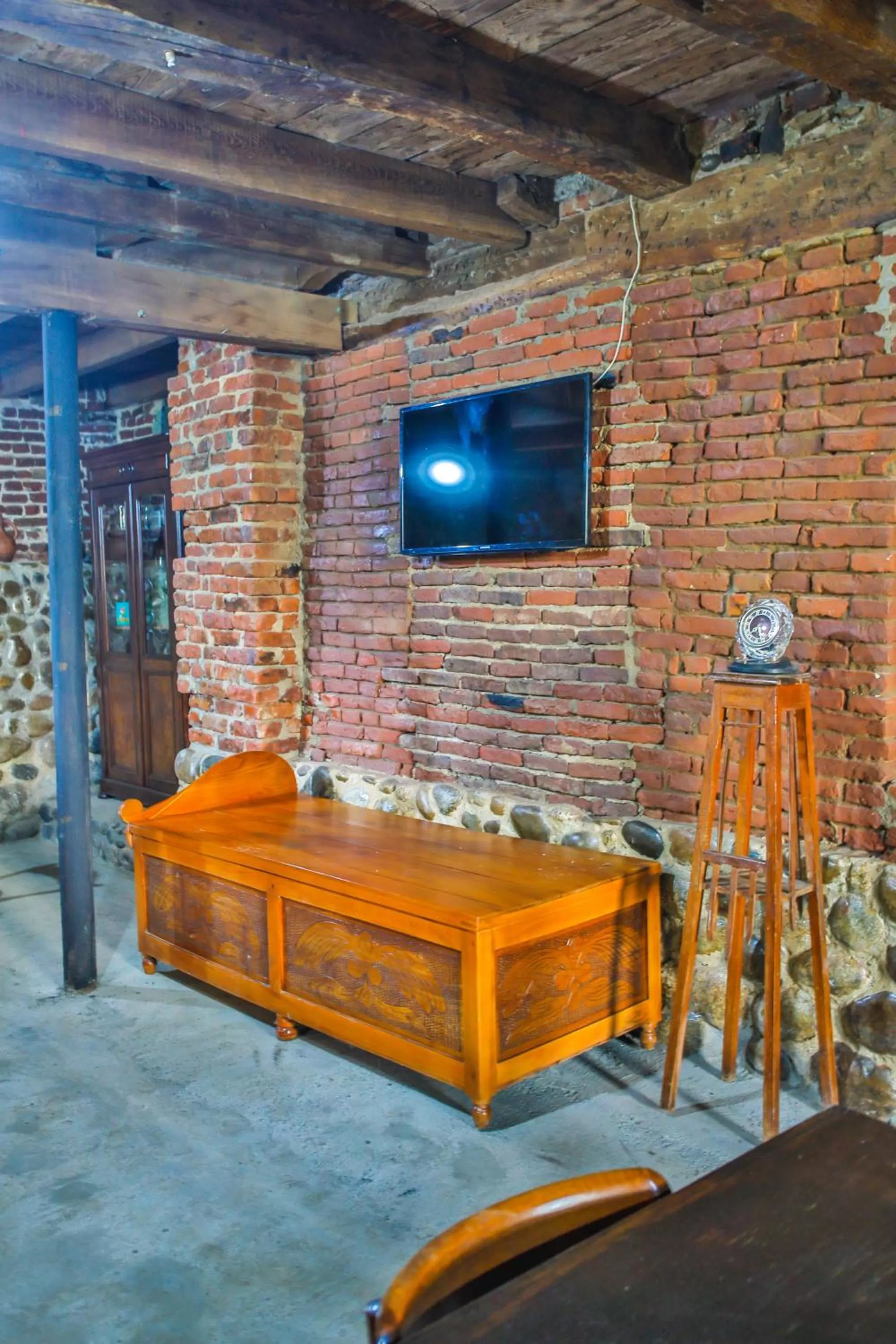 Dining area, TV/Entertainment Center in Book Hotel