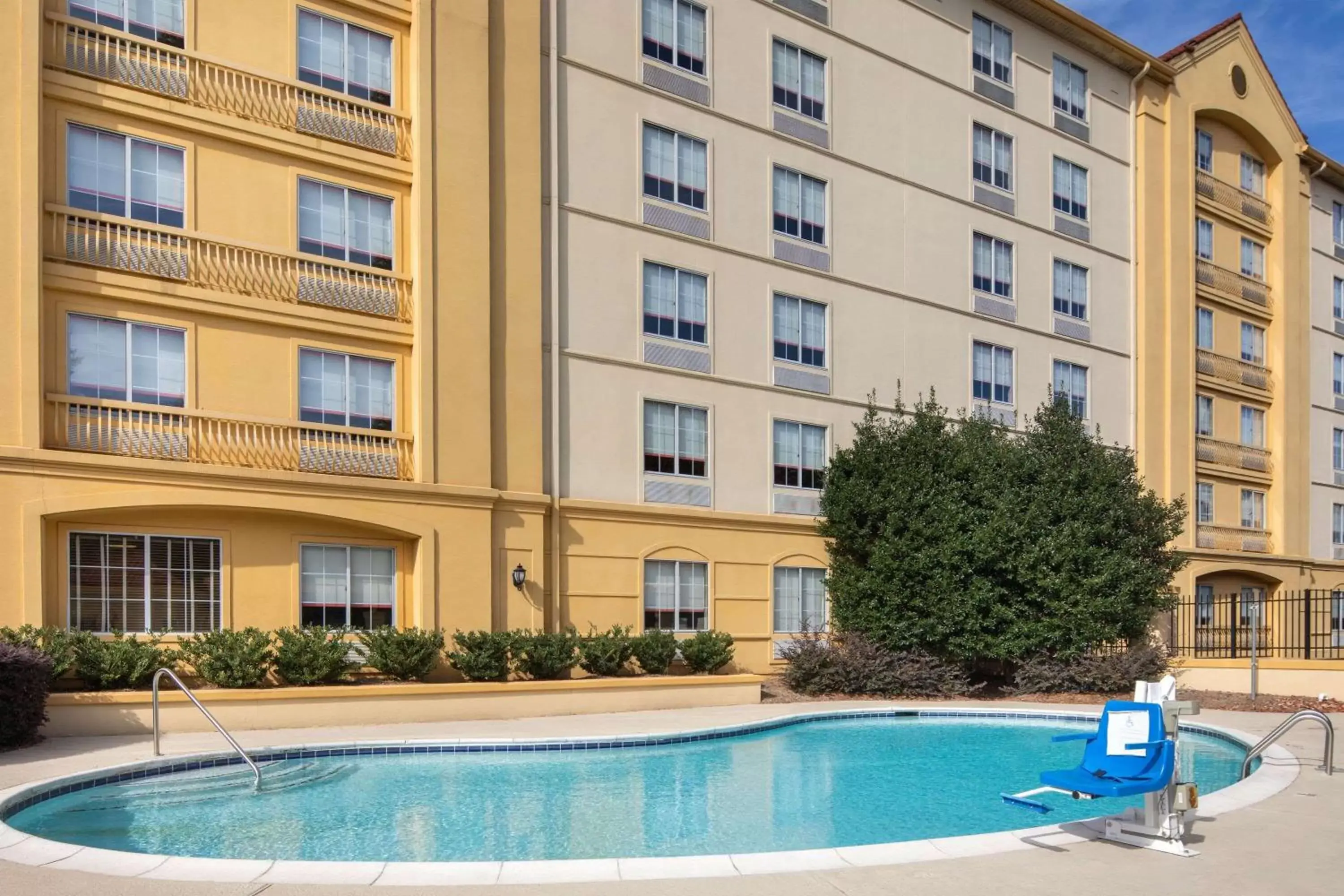 Pool view, Swimming Pool in La Quinta by Wyndham Atlanta Ballpark/Galleria