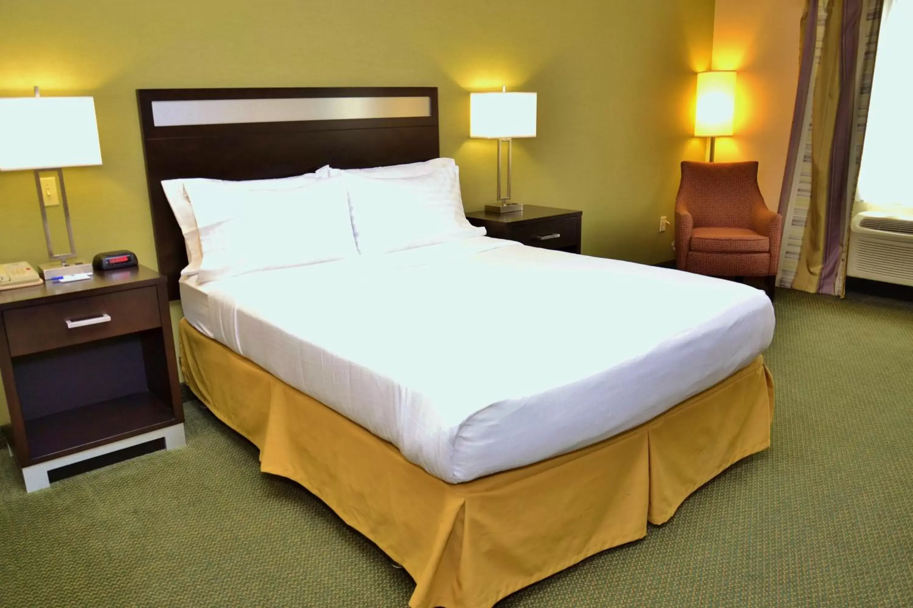 Photo of the whole room, Bed in Holiday Inn Express Hotel & Suites Center Township, an IHG Hotel