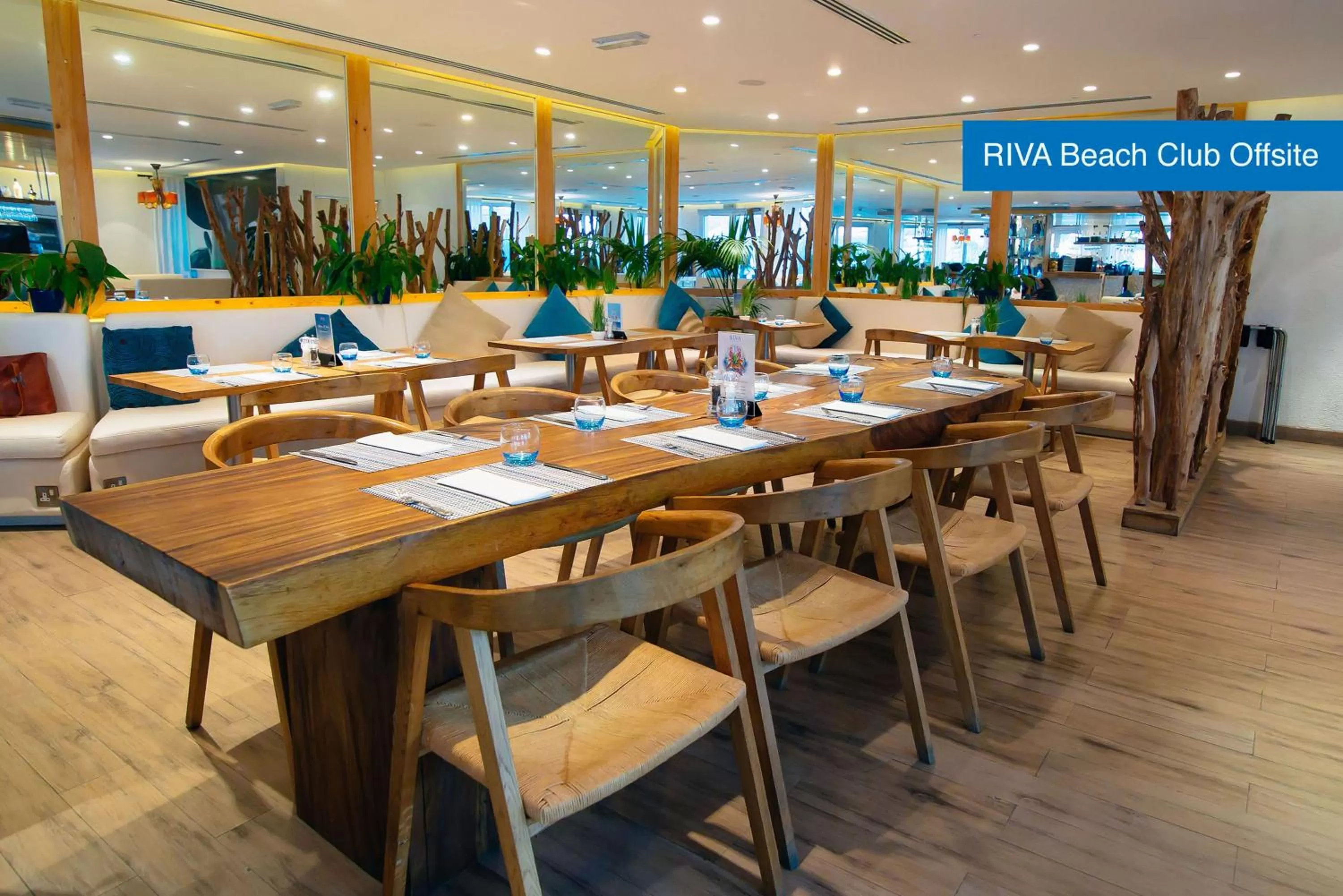 Restaurant/places to eat in Mövenpick Hotel Jumeirah Lakes Towers Dubai