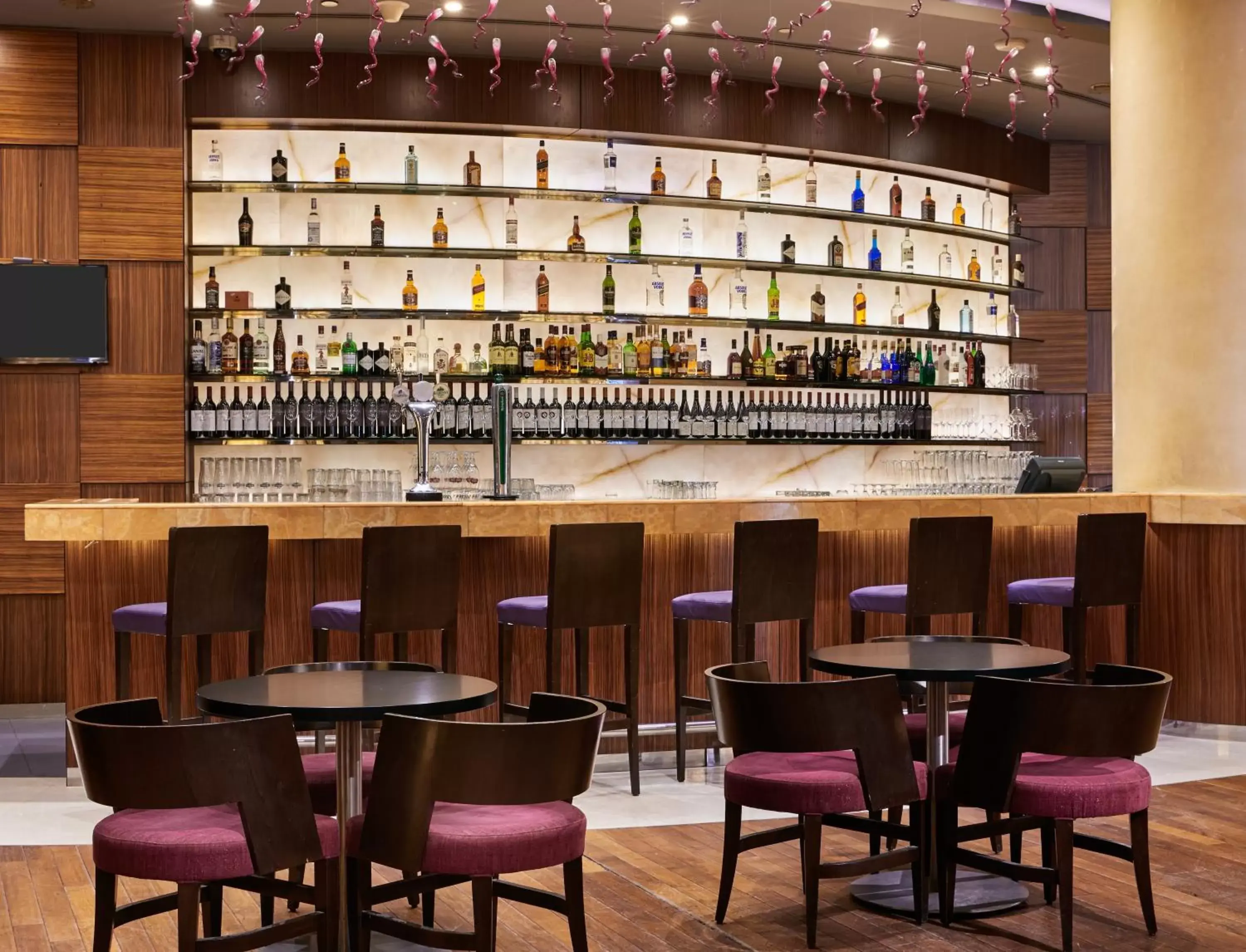 Lounge or bar, Lounge/Bar in Crowne Plaza Doha - The Business Park, an IHG Hotel