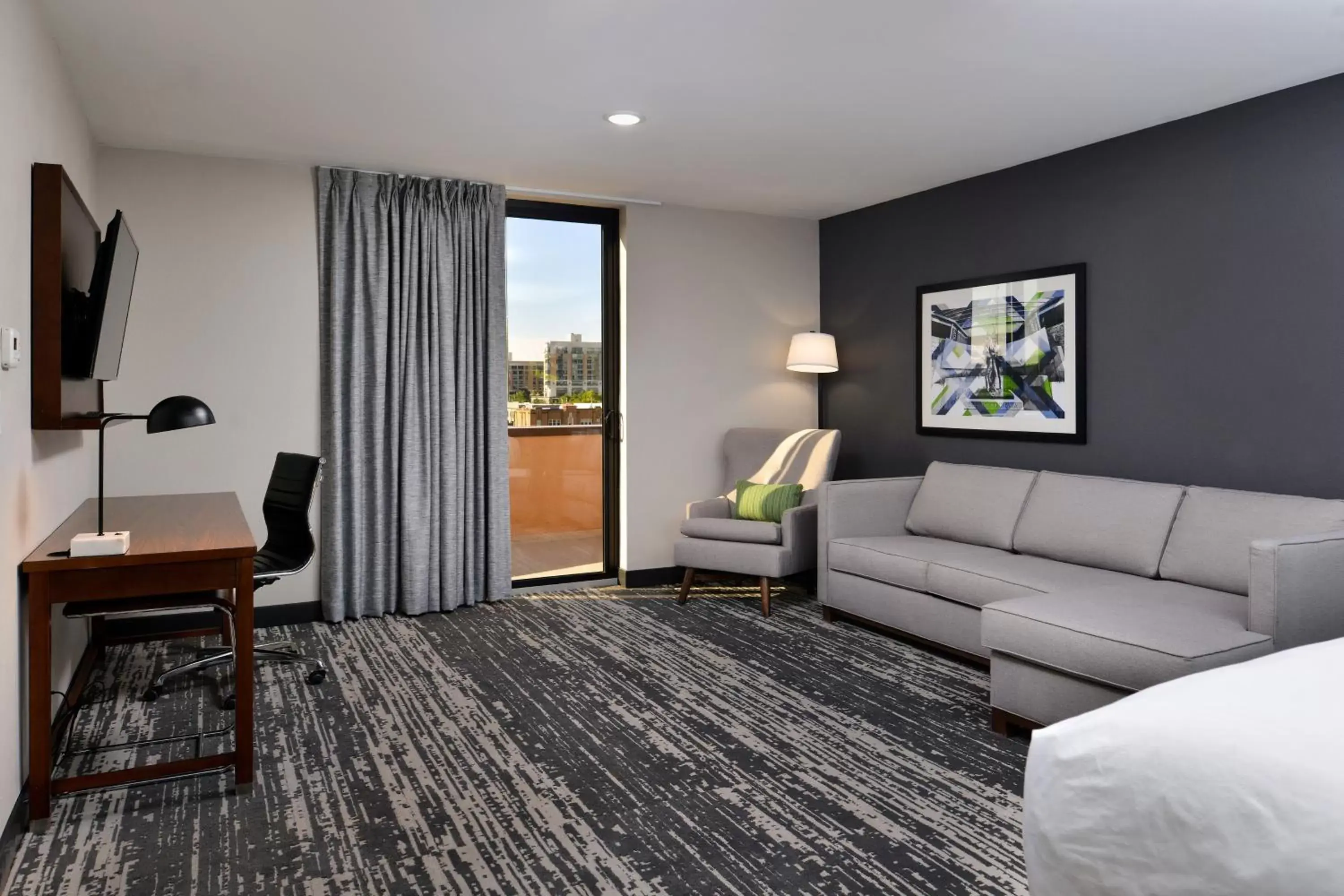 Bedroom, Seating Area in Four Points by Sheraton Omaha Midtown