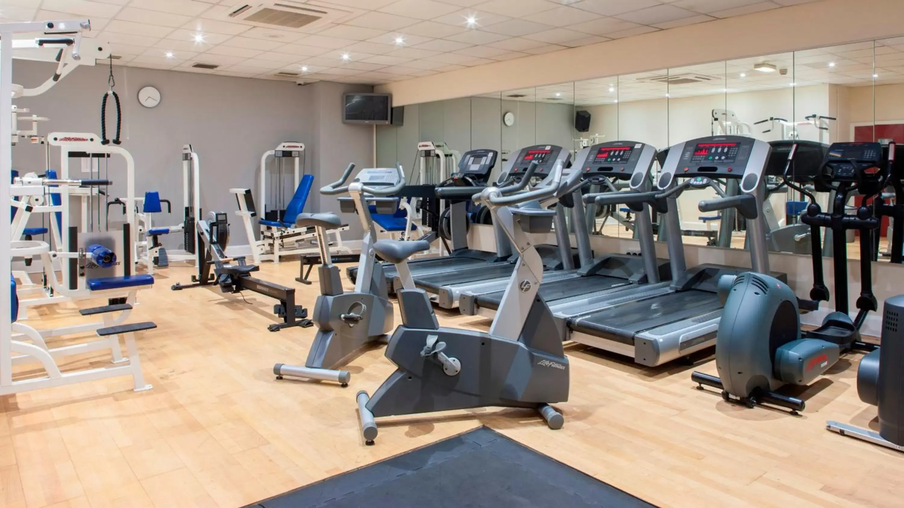 Spa and wellness centre/facilities, Fitness Center/Facilities in Holiday Inn Rotherham-Sheffield M1,Jct.33, an IHG Hotel