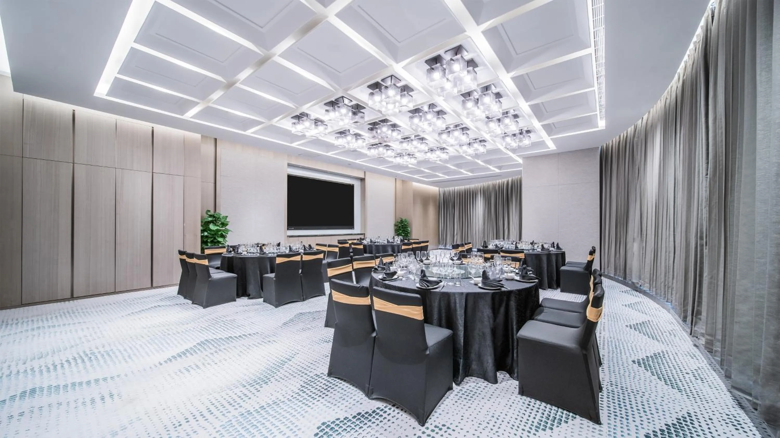 Meeting/conference room in HUALUXE Xi'an Chanba by IHG-西安浐灞华邑酒店-Near Xi'an International Convention Exhibition Center and Shopping mall and The Romantic show of Xi'an-Free Luggage Storage-English Service