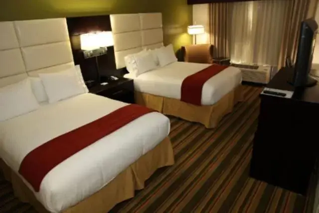 Bed in Holiday Inn Express & Suites - Huntsville Airport, an IHG Hotel