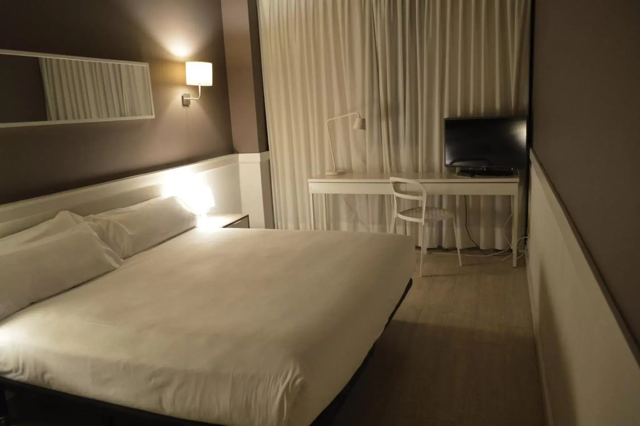 Bedroom, Bed in Paral·lel Bedroom, Bed in Paral·lel