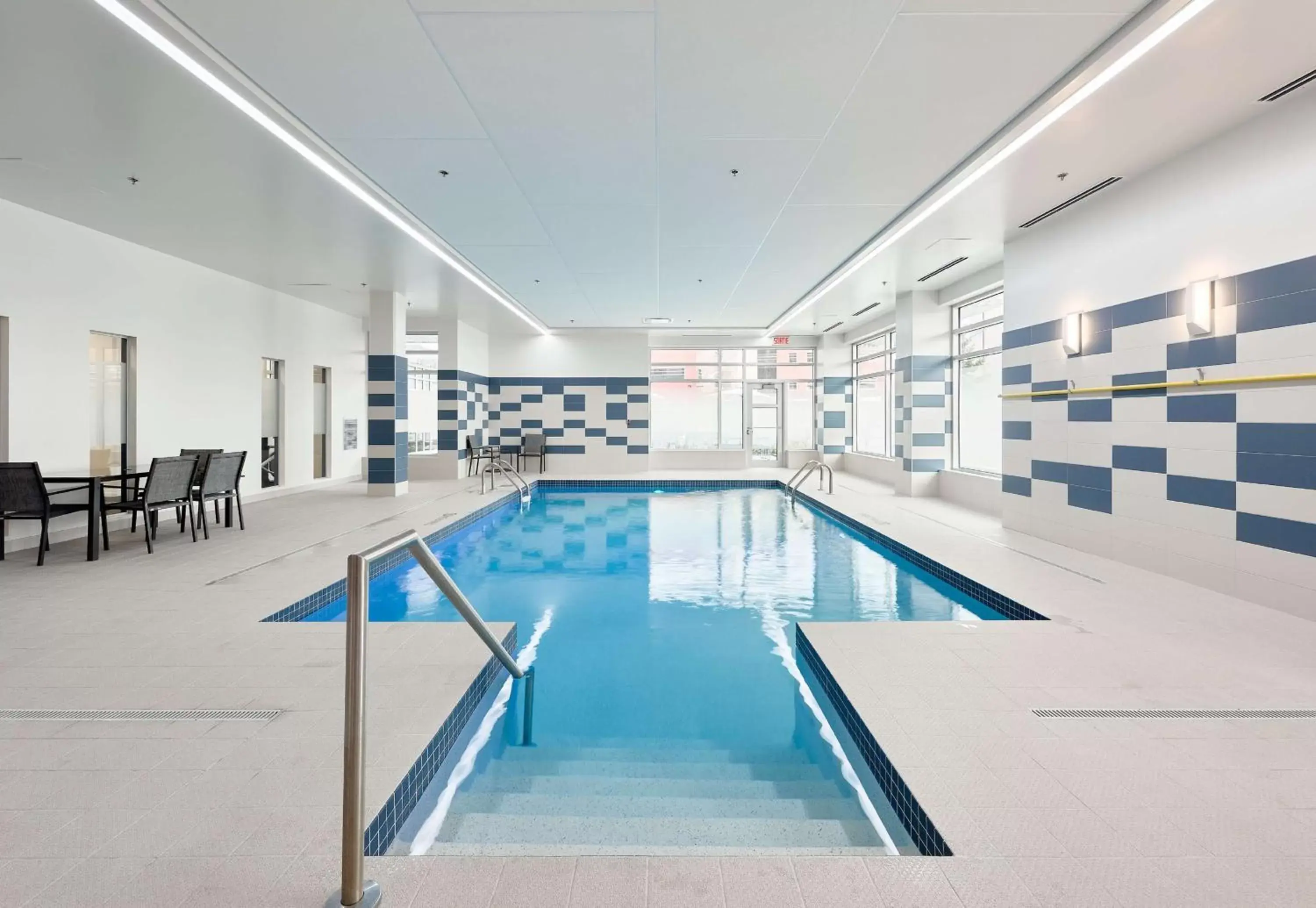 Pool view, Swimming Pool in Hampton Inn & Suites By Hilton Quebec City /Saint-Romuald