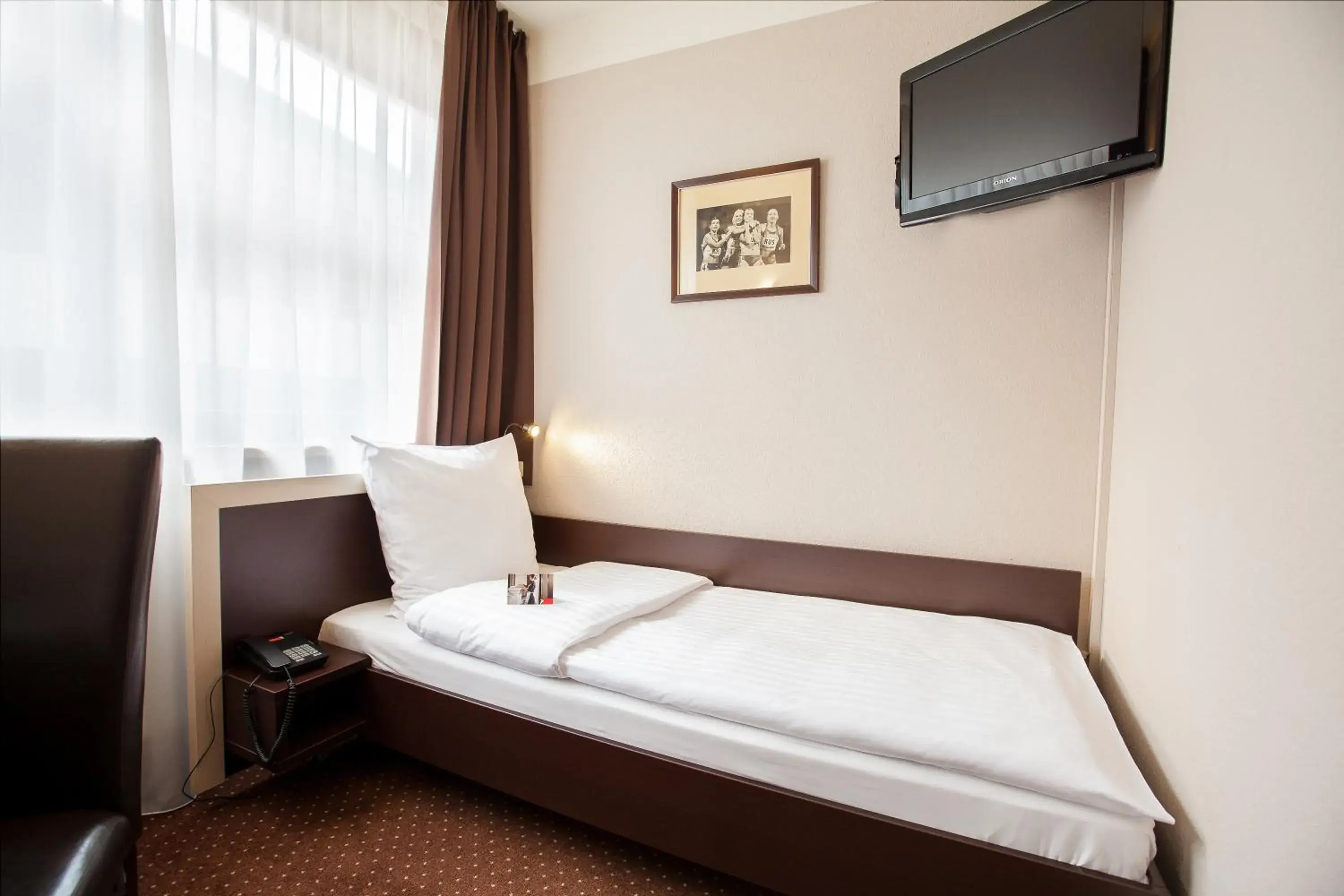 Bed, TV/Entertainment Center in Hotel Diament Spodek