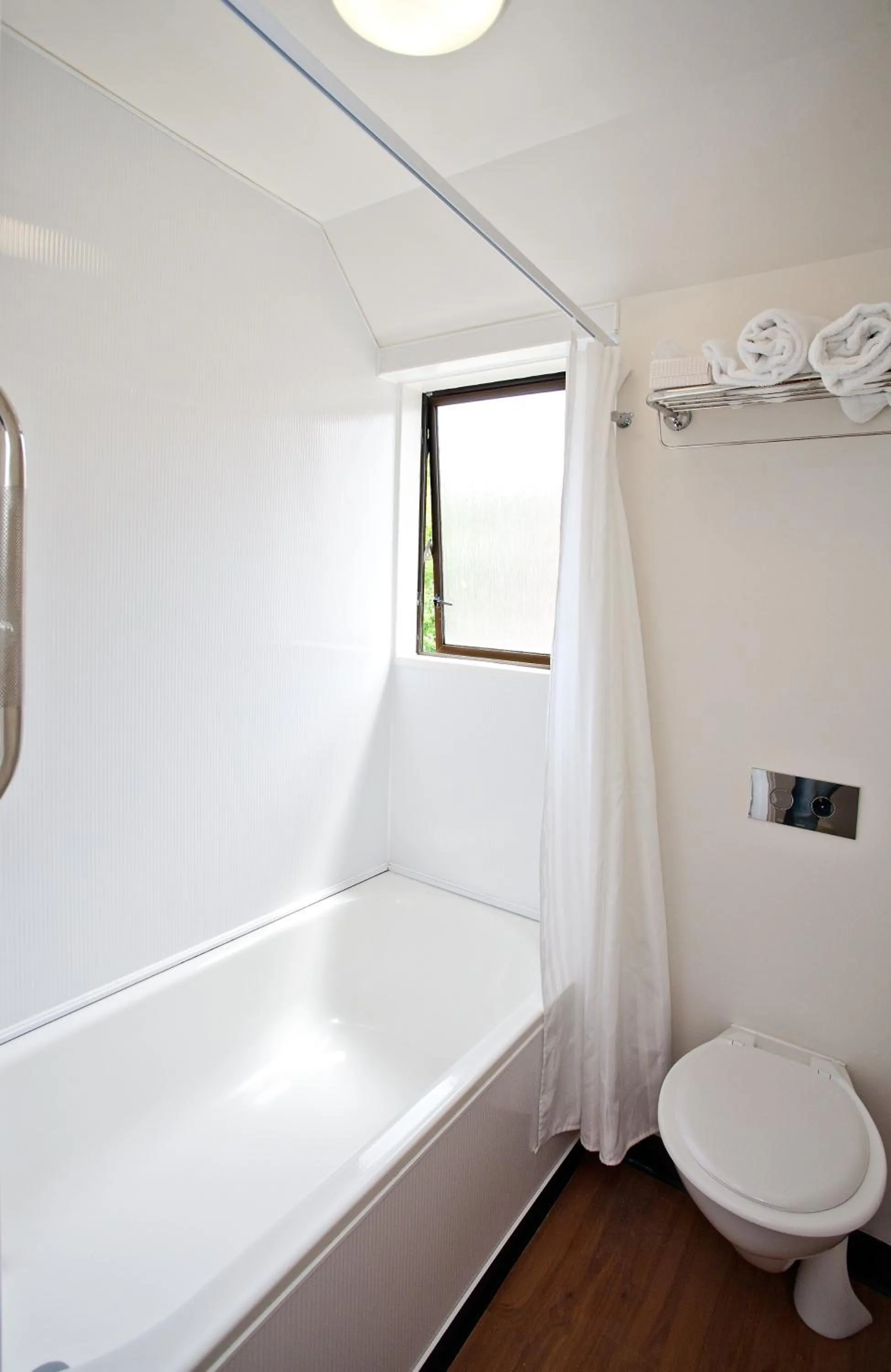 Bathroom, Bed in Cable Court Motel