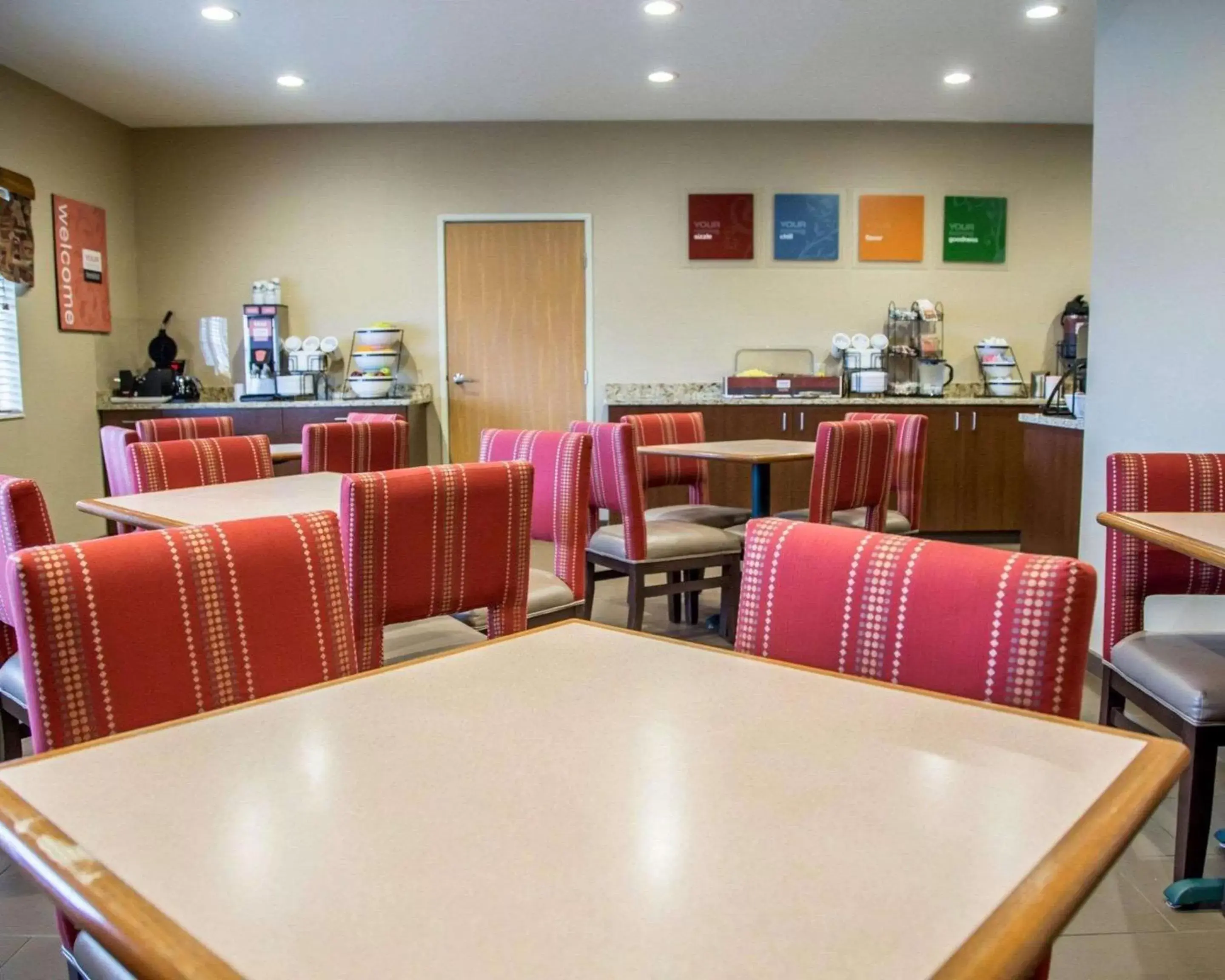 Restaurant/Places to Eat in Comfort Inn & Suites Riverview near Davenport and I-80