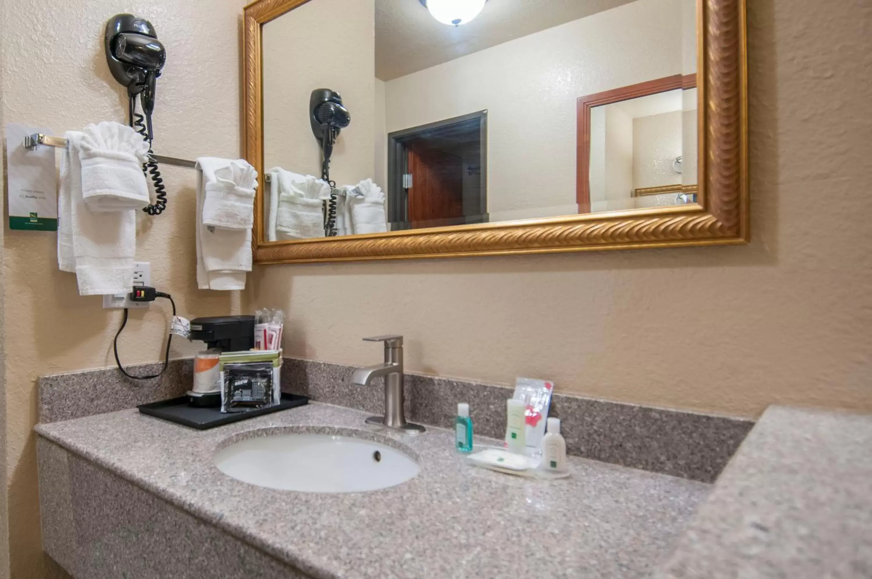 Living room, Bathroom in Quality Inn Alpine