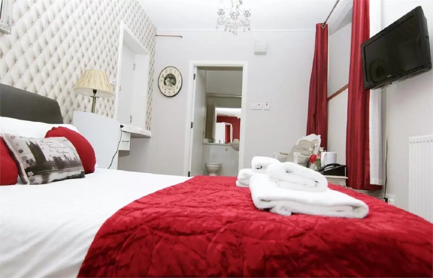 Bedroom, Bed in Rosemount Palace