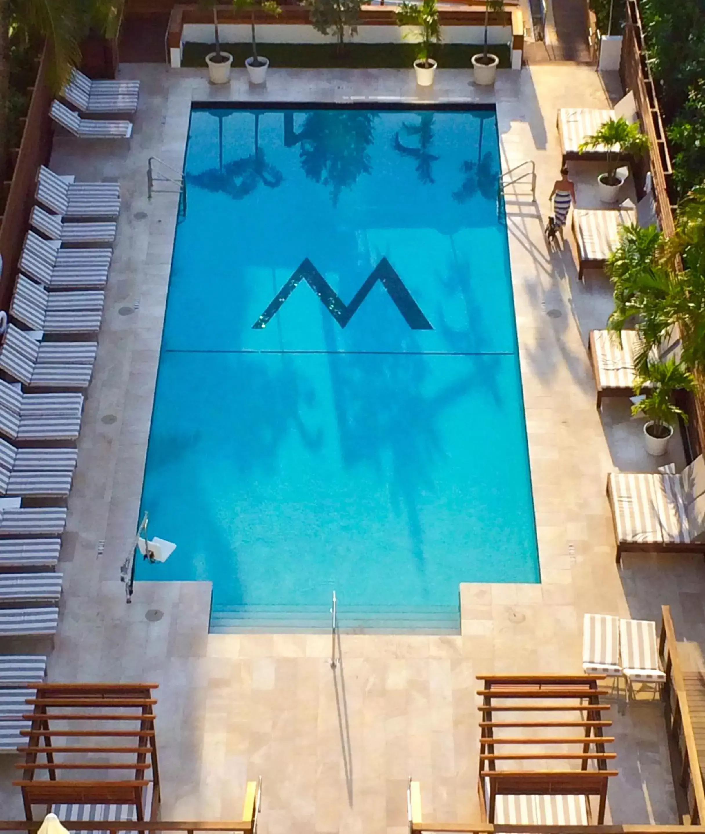 Pool view in Marseilles Beachfront Hotel Pool view in Marseilles Beachfront Hotel
