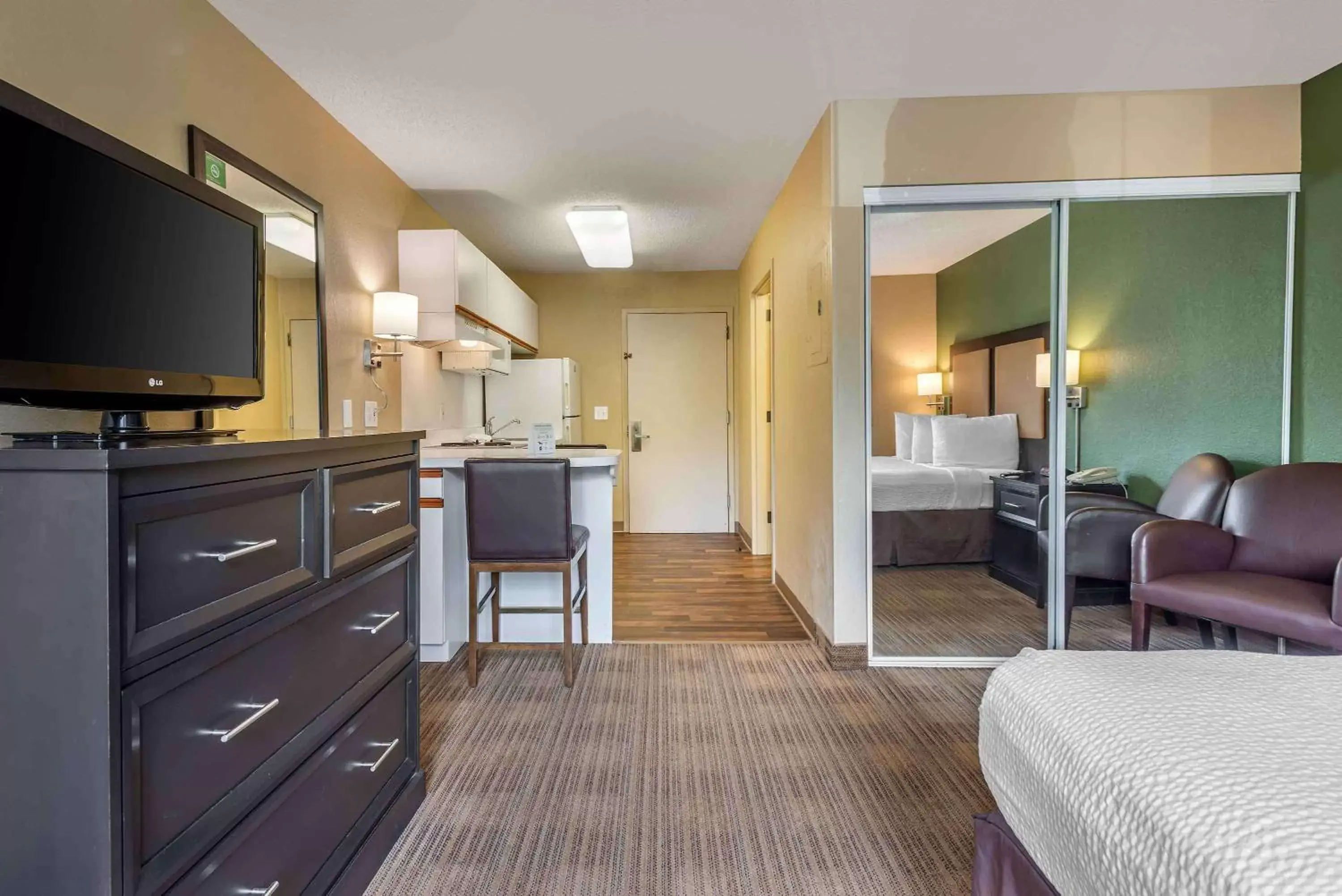 Bedroom, TV/Entertainment Center in Extended Stay America Suites - Philadelphia - King of Prussia