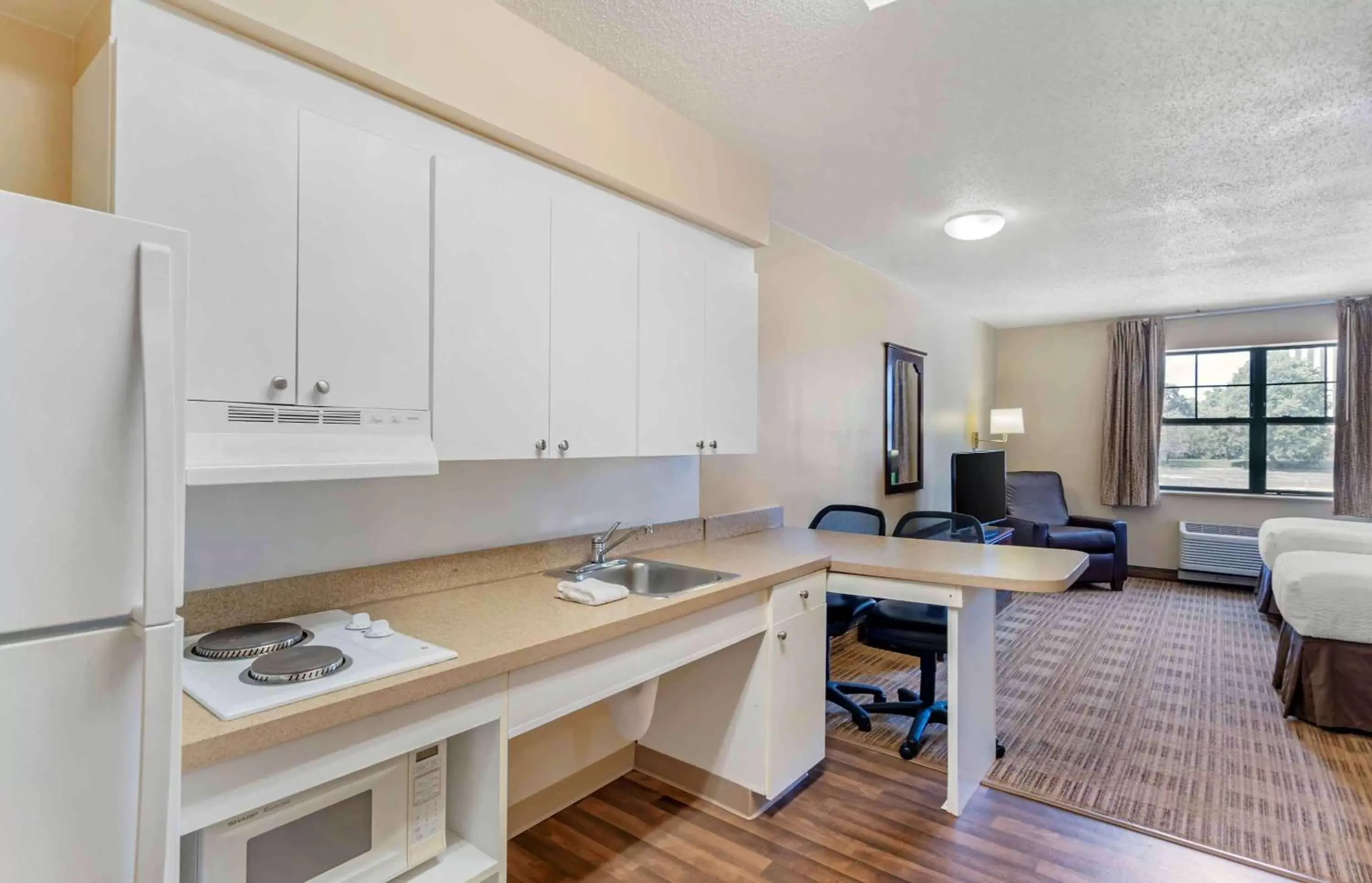 Bedroom, Kitchen/Kitchenette in Extended Stay America Select Suites - Chicago - Rolling Meadows