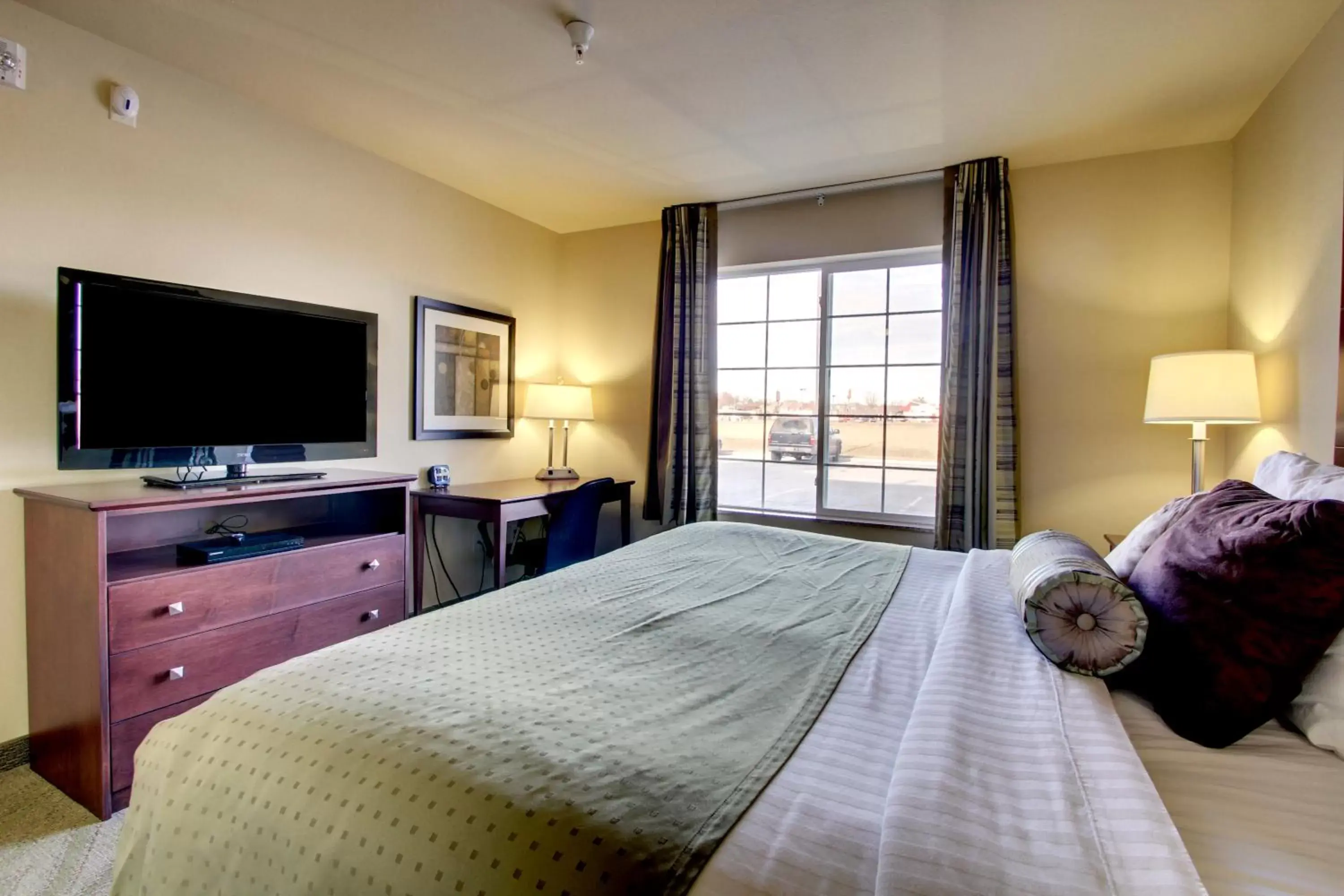 Bed, TV/Entertainment Center in Cobblestone Hotel - Wayne