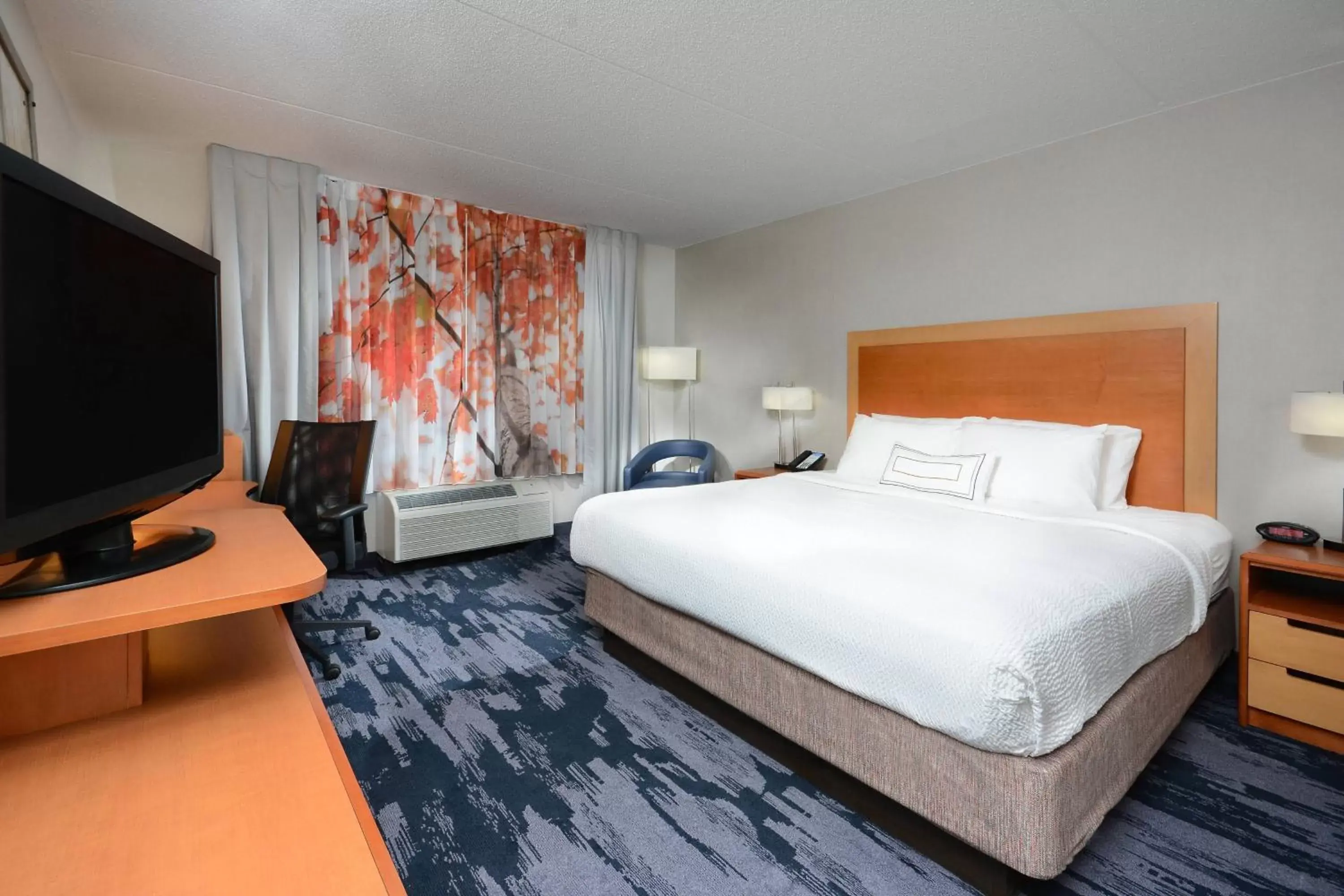Photo of the whole room, Bed in Fairfield Inn & Suites by Marriott Charlottesville North