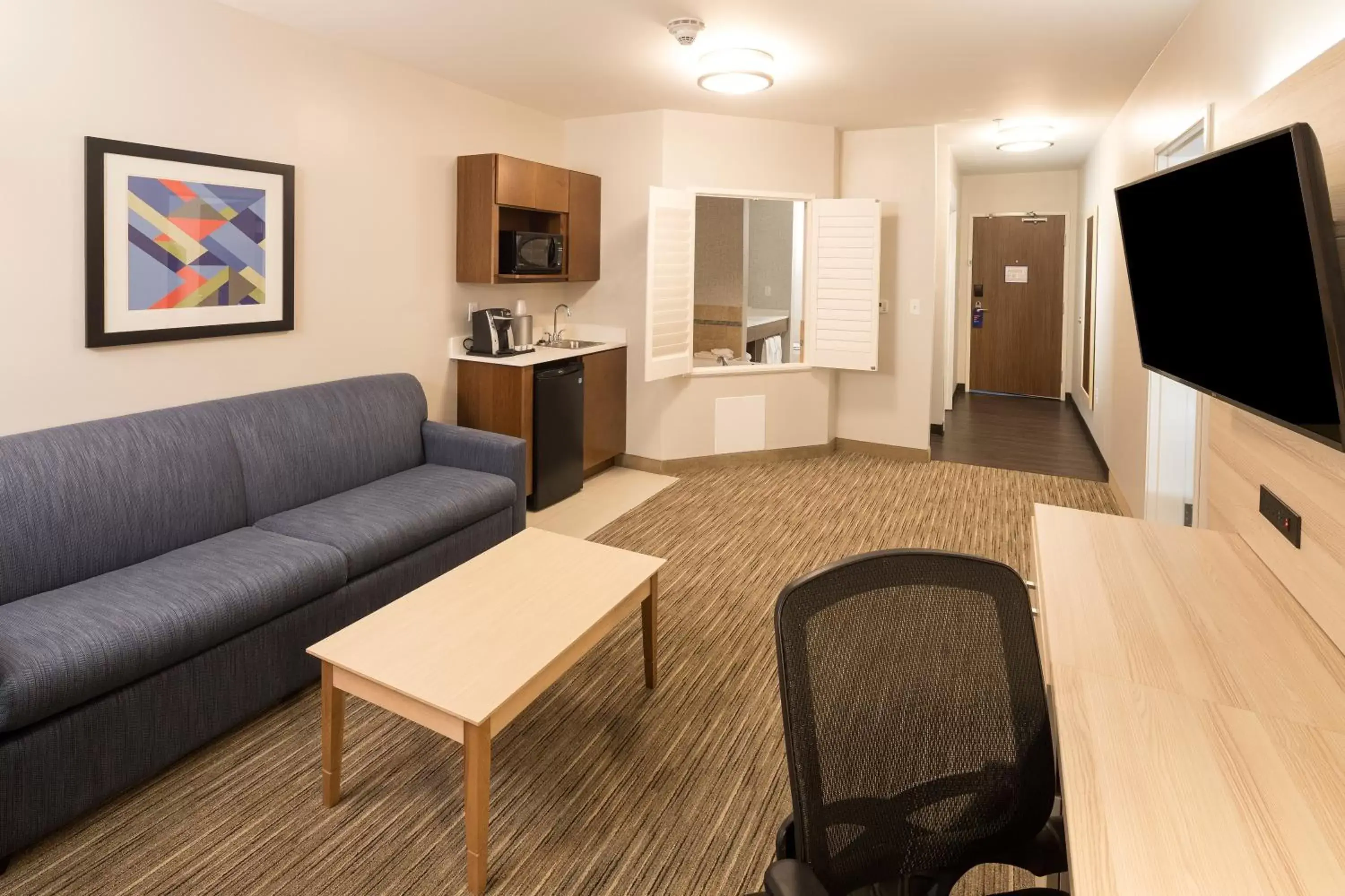 Photo of the whole room, Seating Area in Holiday Inn Express & Suites - Gaylord, an IHG Hotel