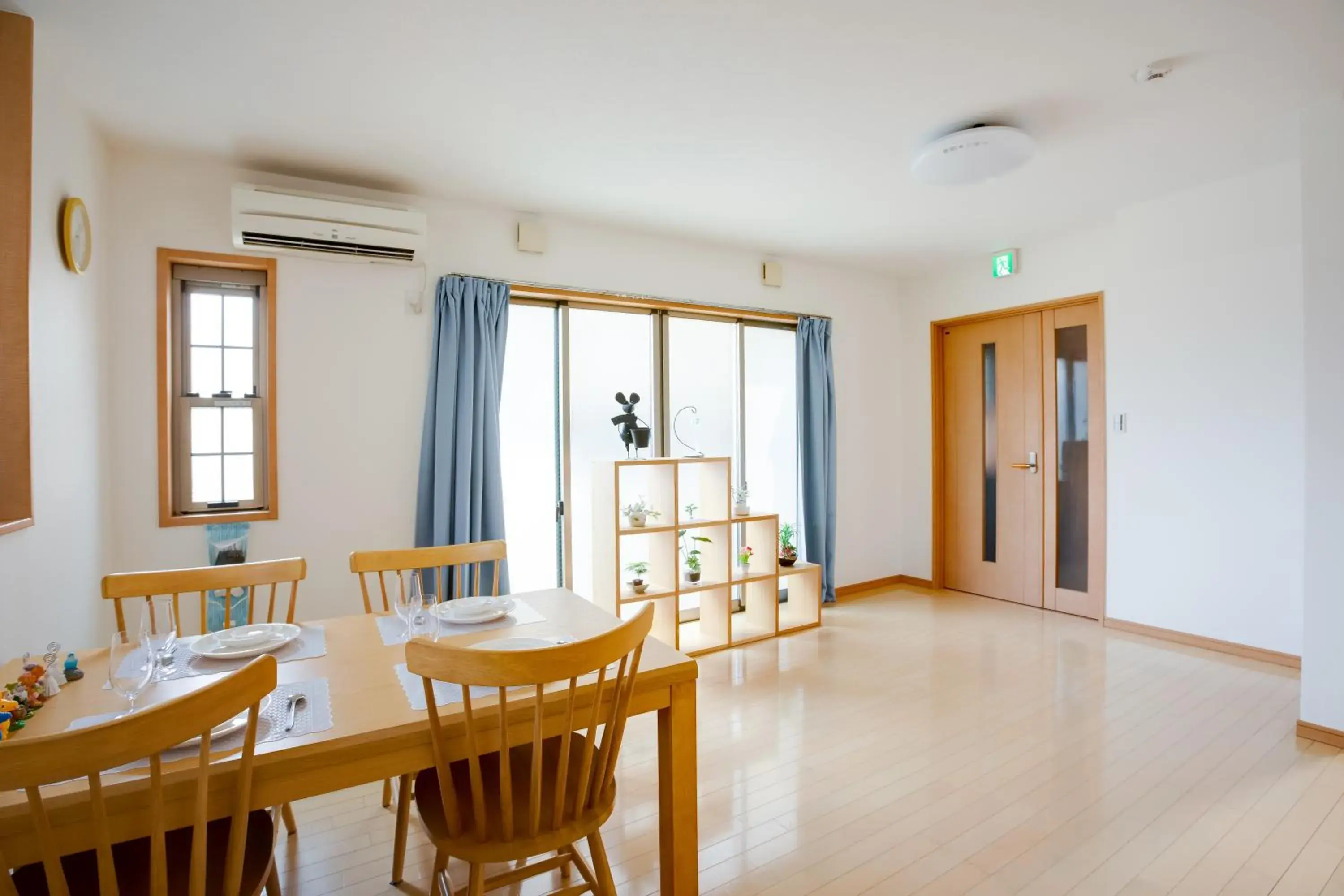 Communal lounge/ TV room, Dining Area in Jiyuke INN