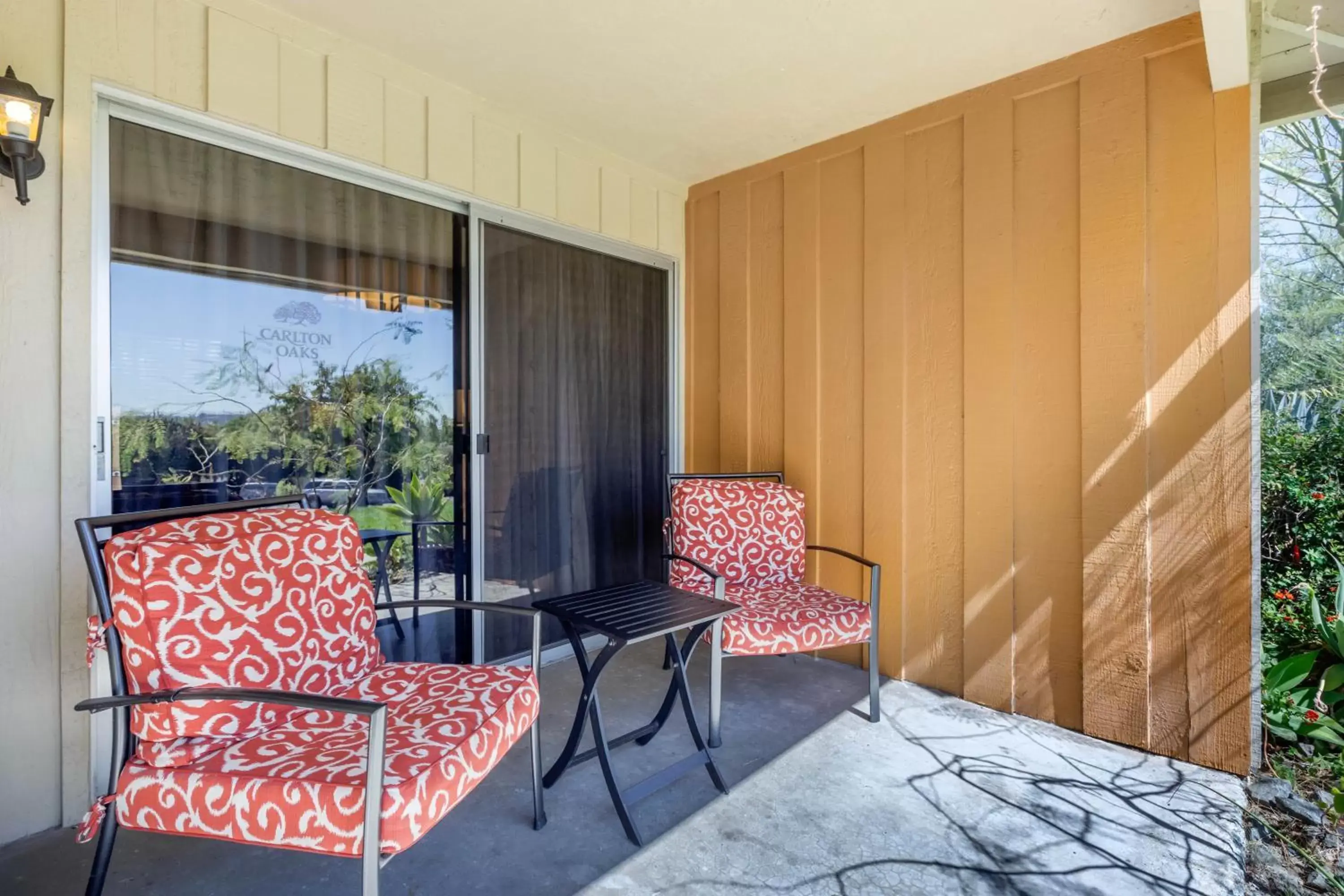 Patio, Seating Area in Carlton Oaks Lodge, Ascend Hotel Collection