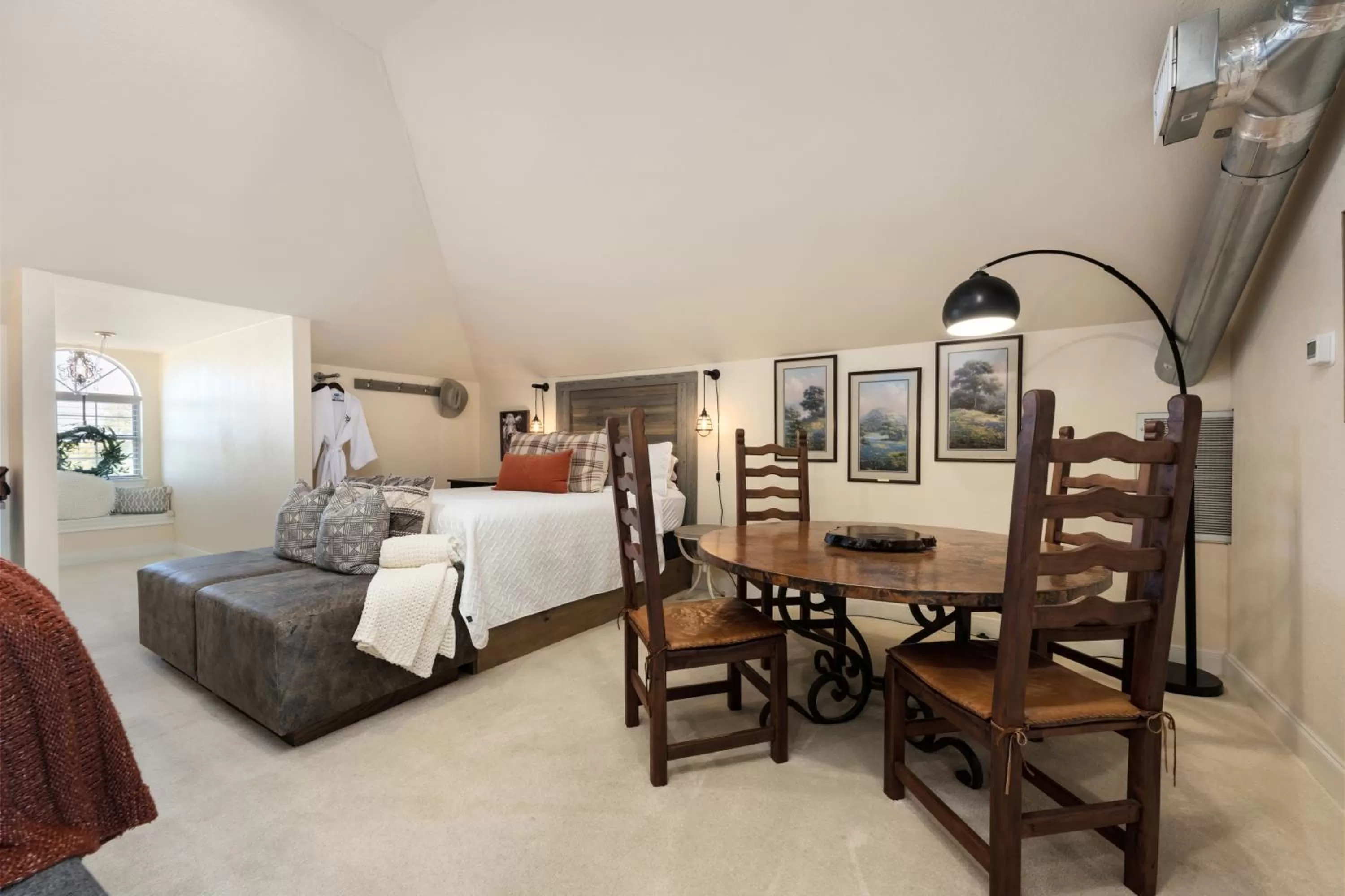 Bed in The Plantation House Boutique Inn