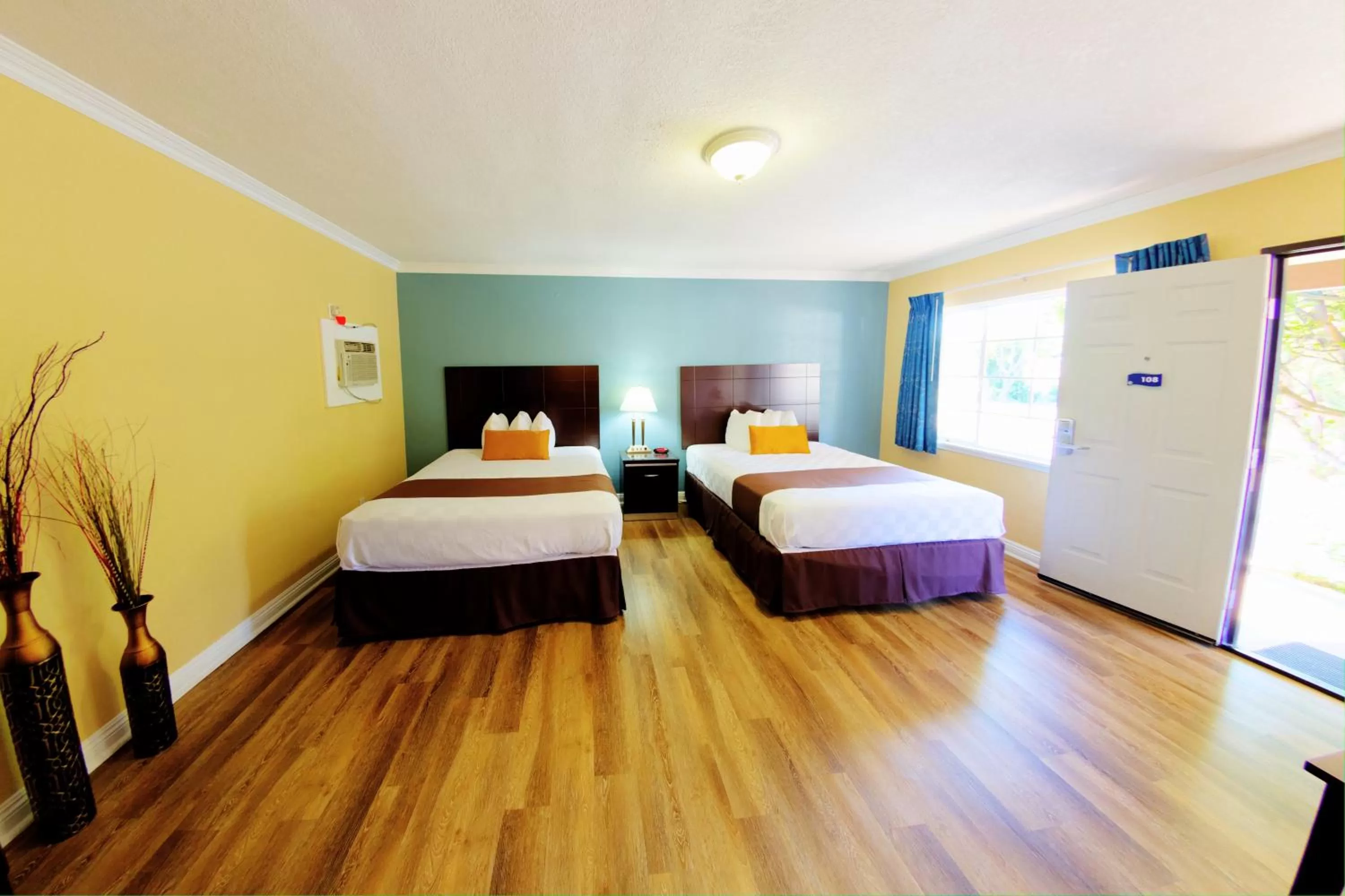 Photo of the whole room, Bed in Palm Tropics Motel