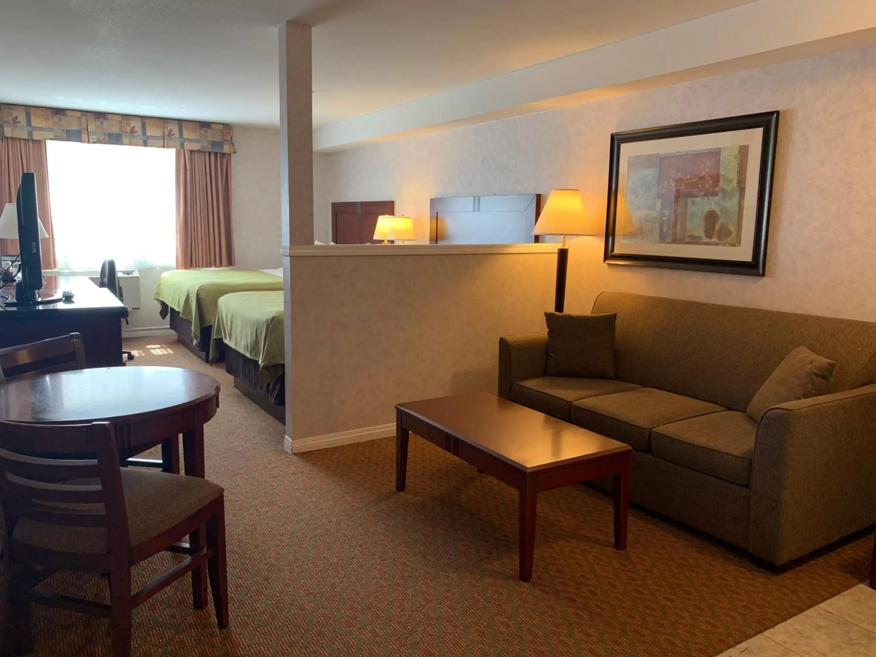 Bed, Seating Area in Pacific Inn & Suites Kamloops