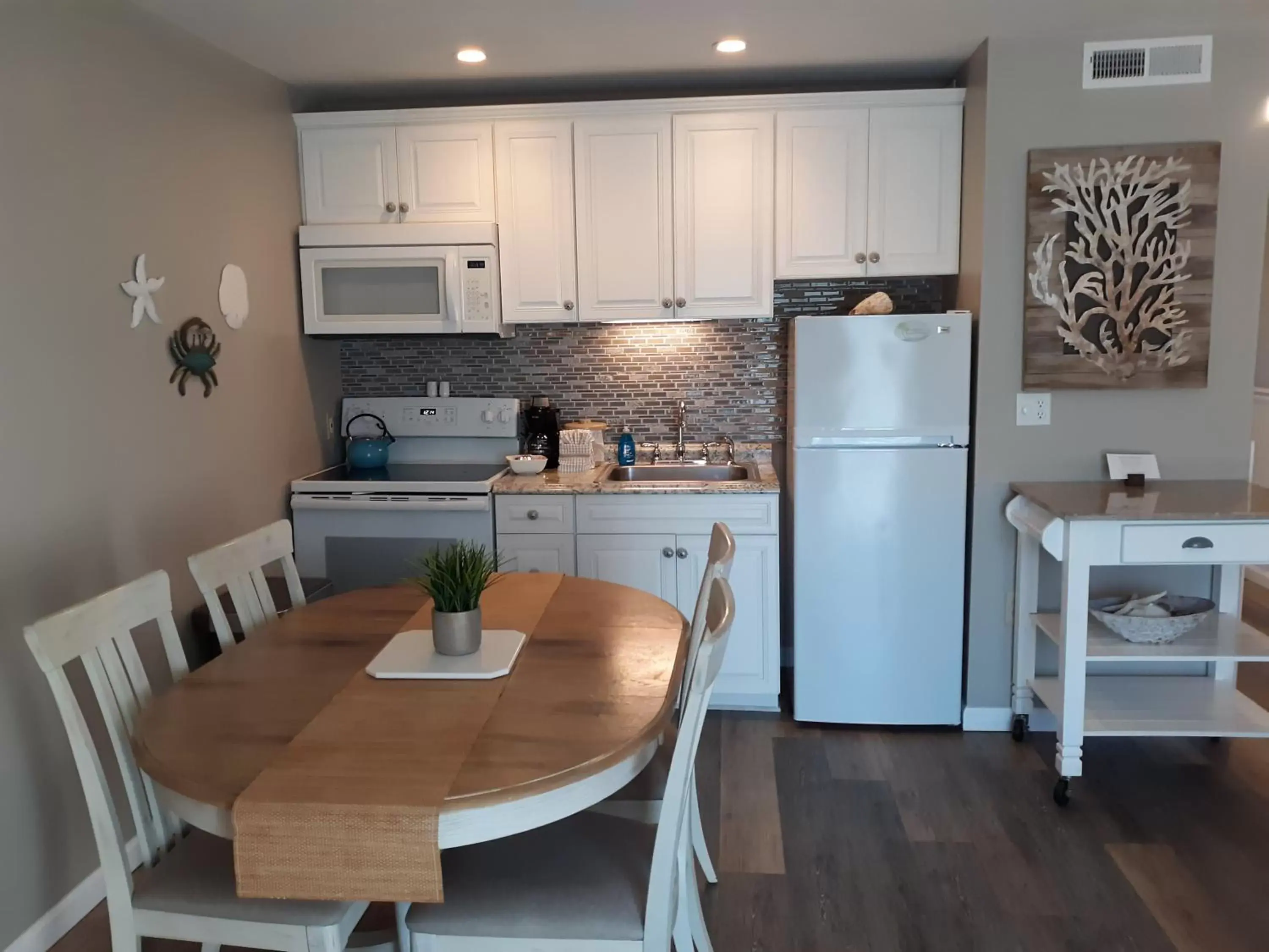 Kitchen or kitchenette in Sandpeddler Inn and Suites