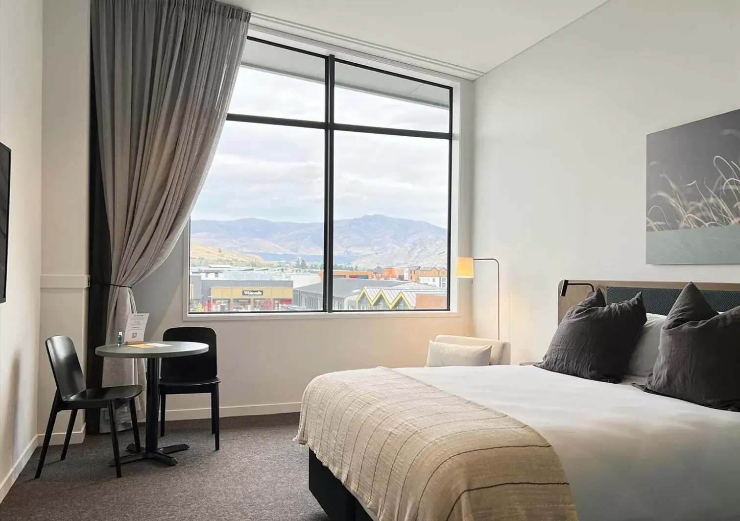 Bed, Mountain View in Sudima Queenstown Five Mile