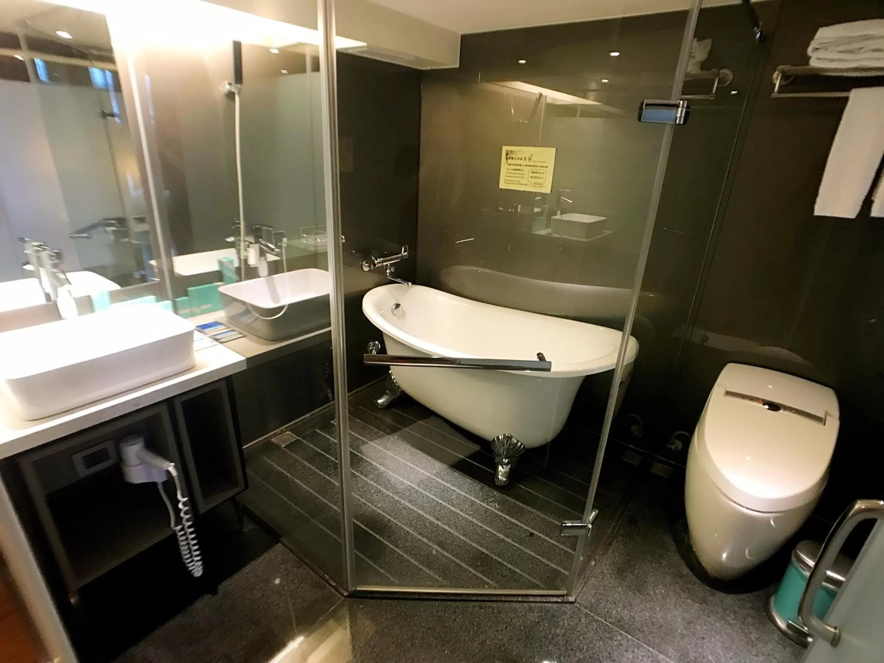 Shower in Amici hotel Six Star Hostel