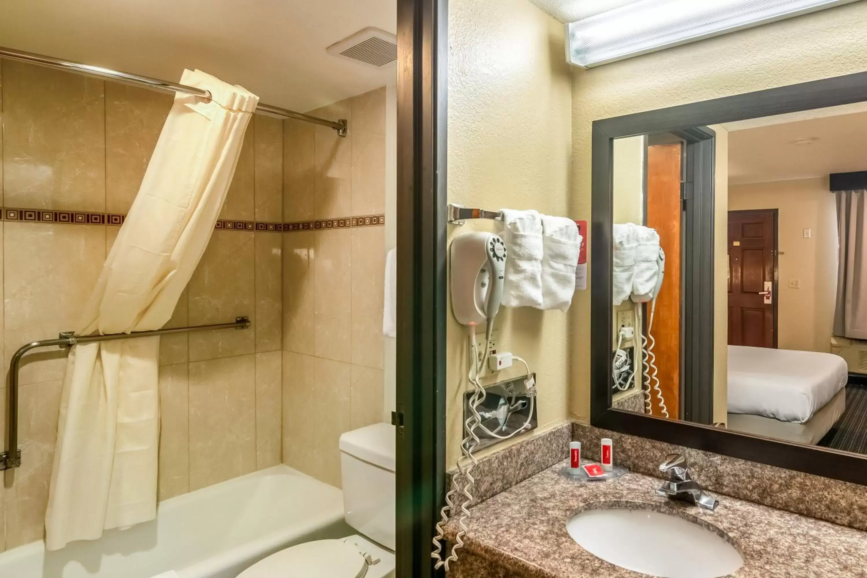 Bathroom in Glenridge Inn Glendale - Pasadena