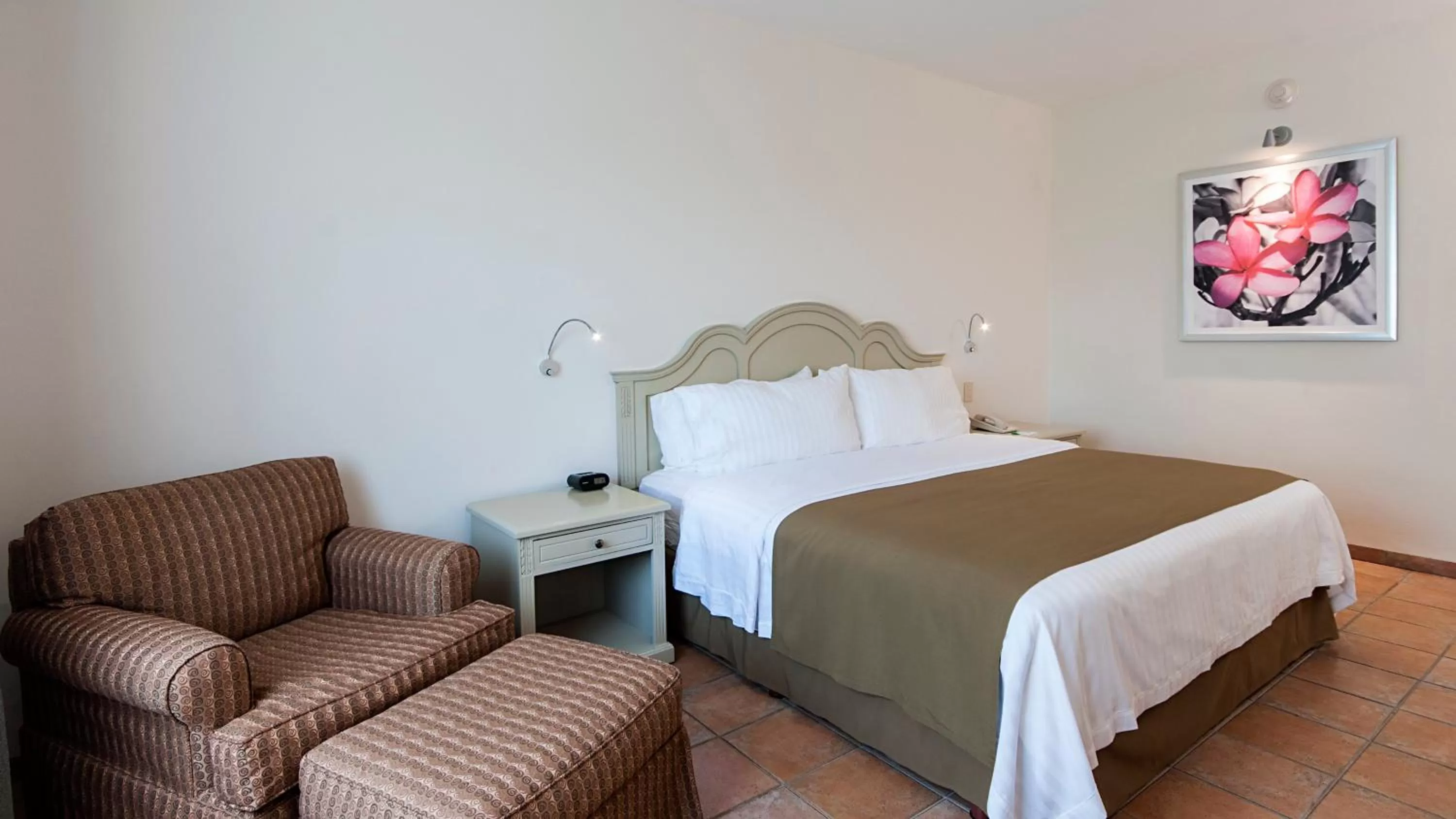 Photo of the whole room, Bed in Holiday Inn Ciudad Del Carmen by IHG