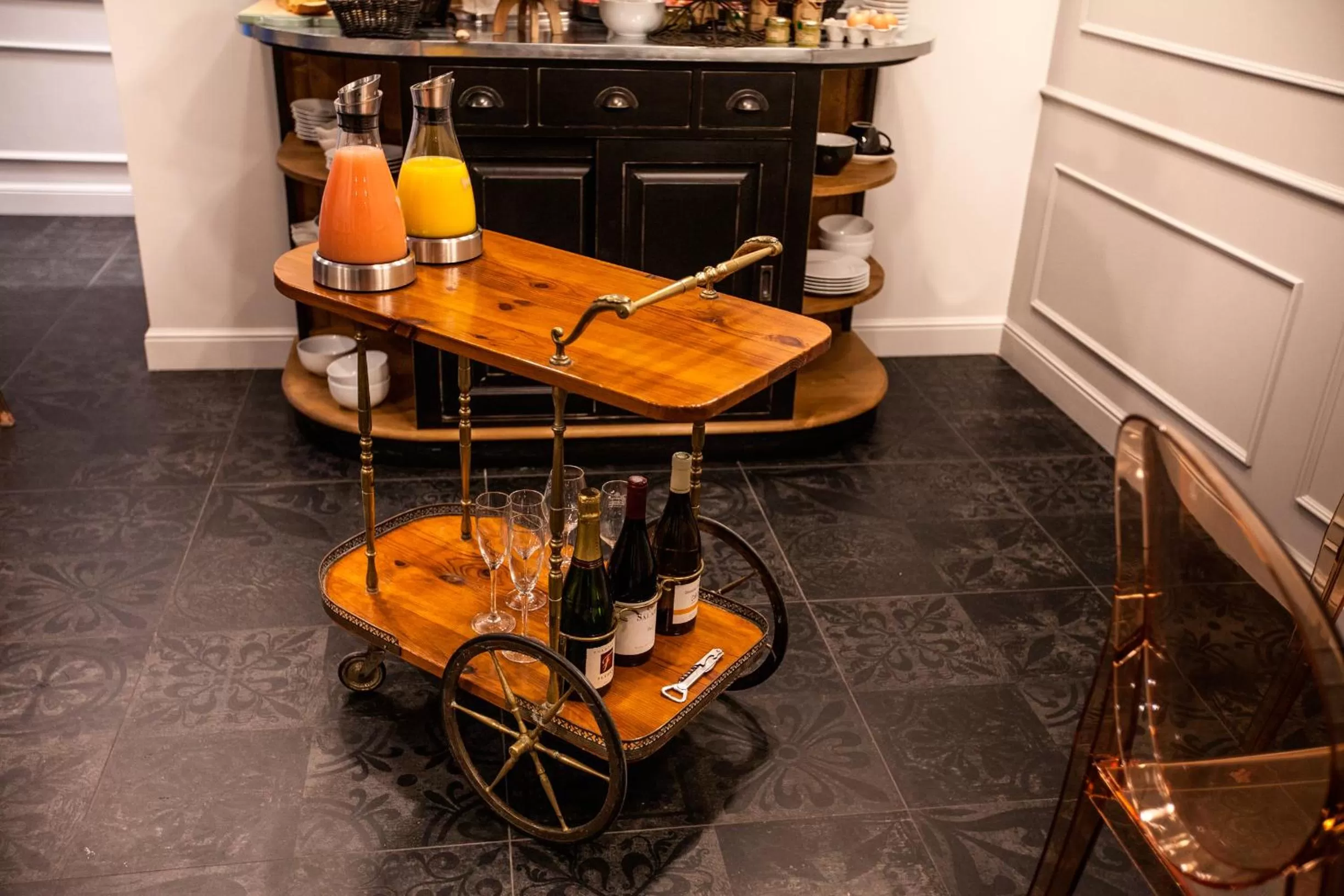 Restaurant/places to eat in Le Mireille