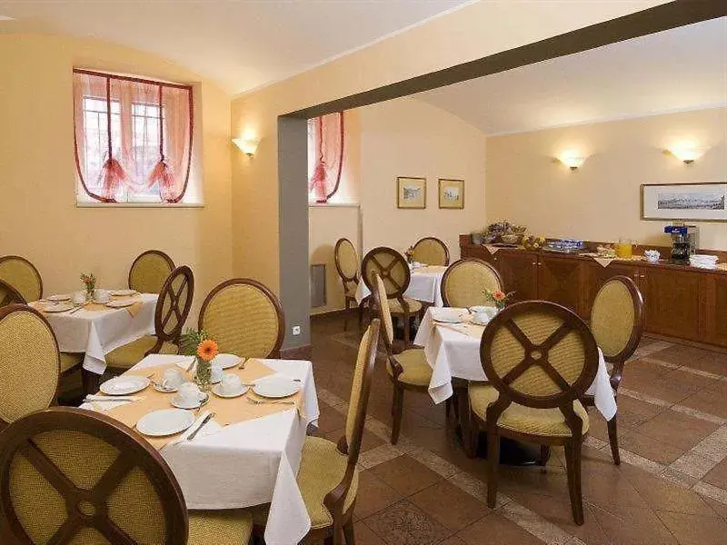 Meals, Restaurant/Places to Eat in Hotel Raffaello