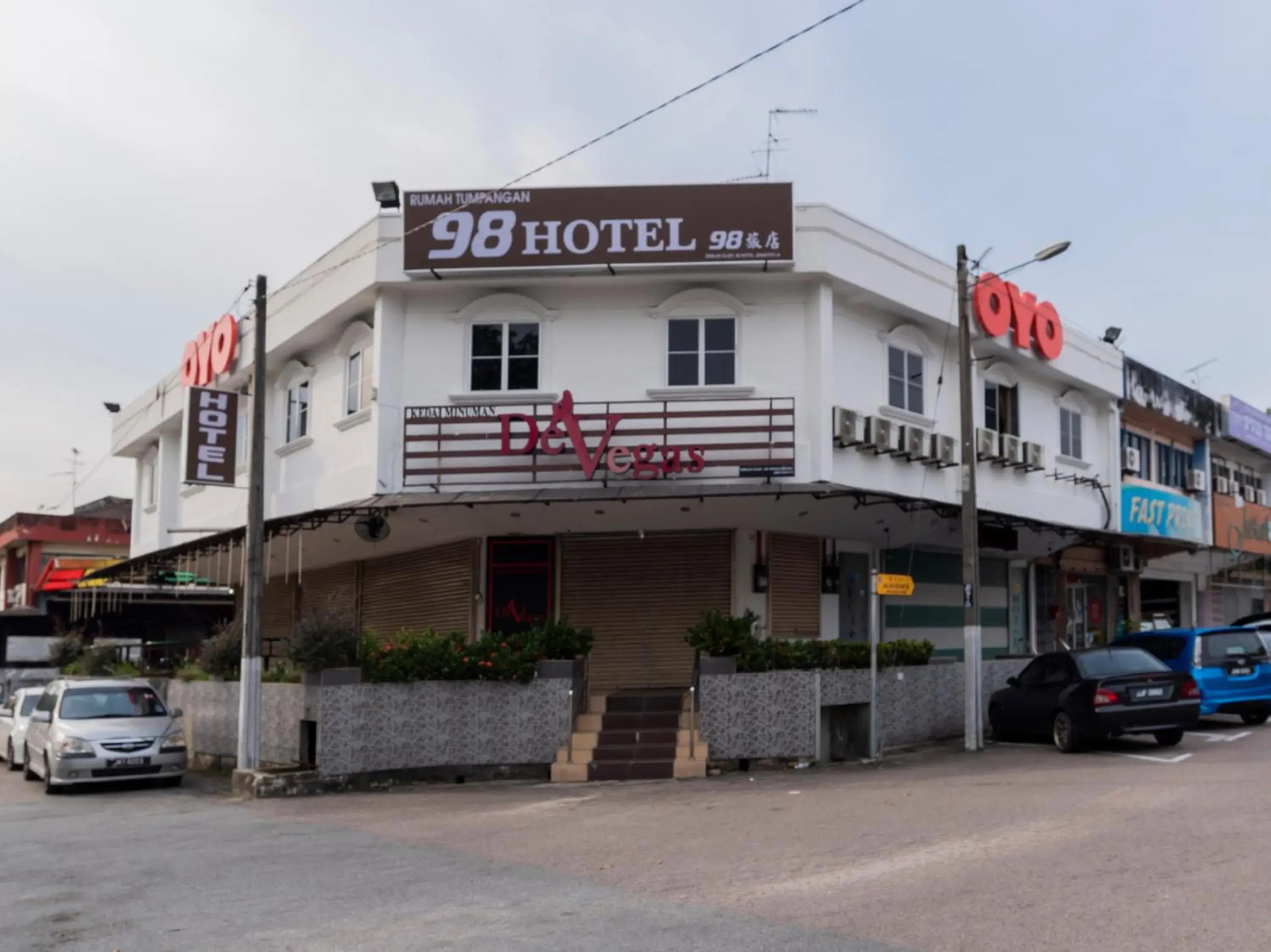 Facade/entrance, Property Building in OYO 44026 98 Hotel