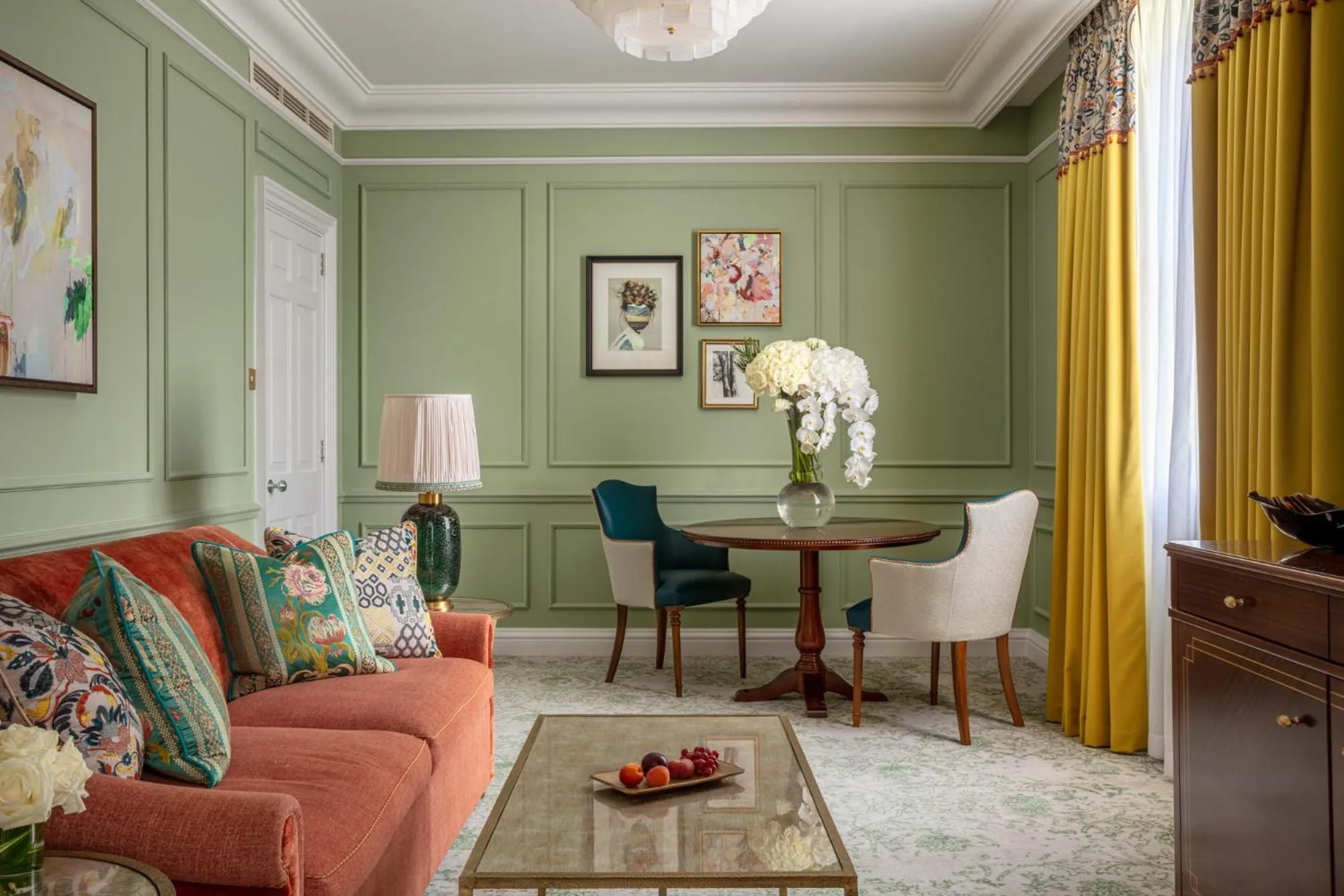 Living room in Four Seasons Hotel Hampshire