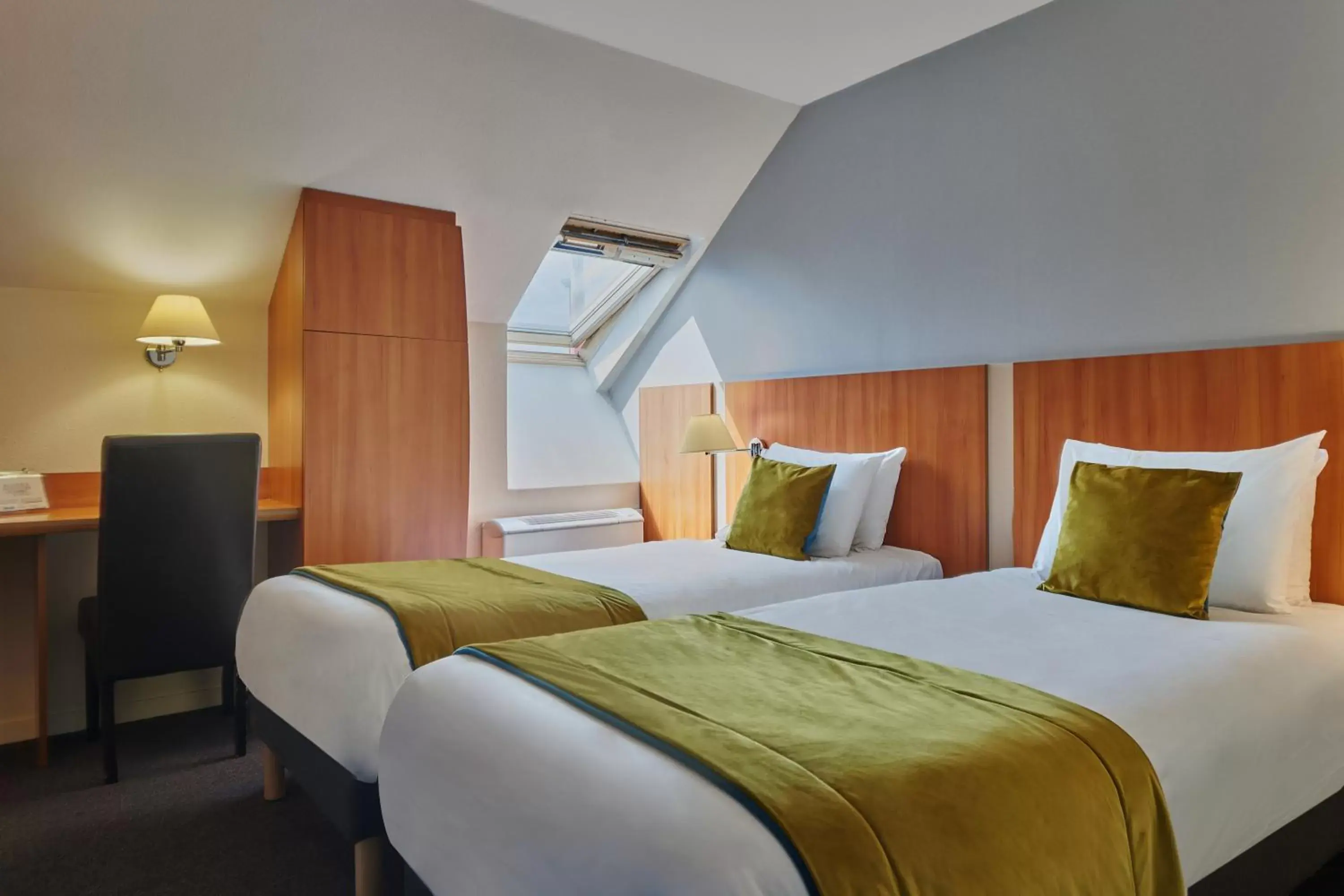 Bedroom, Bed in Kyriad Paris Sud Les Ulis Courtaboeuf