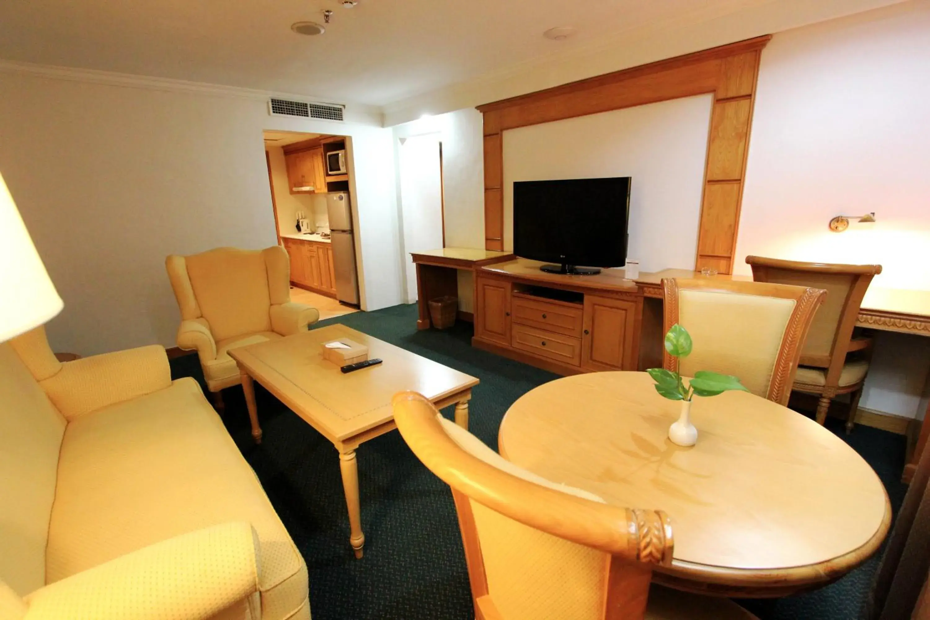 Living room, TV/Entertainment Center in Harmoni Suites Hotel