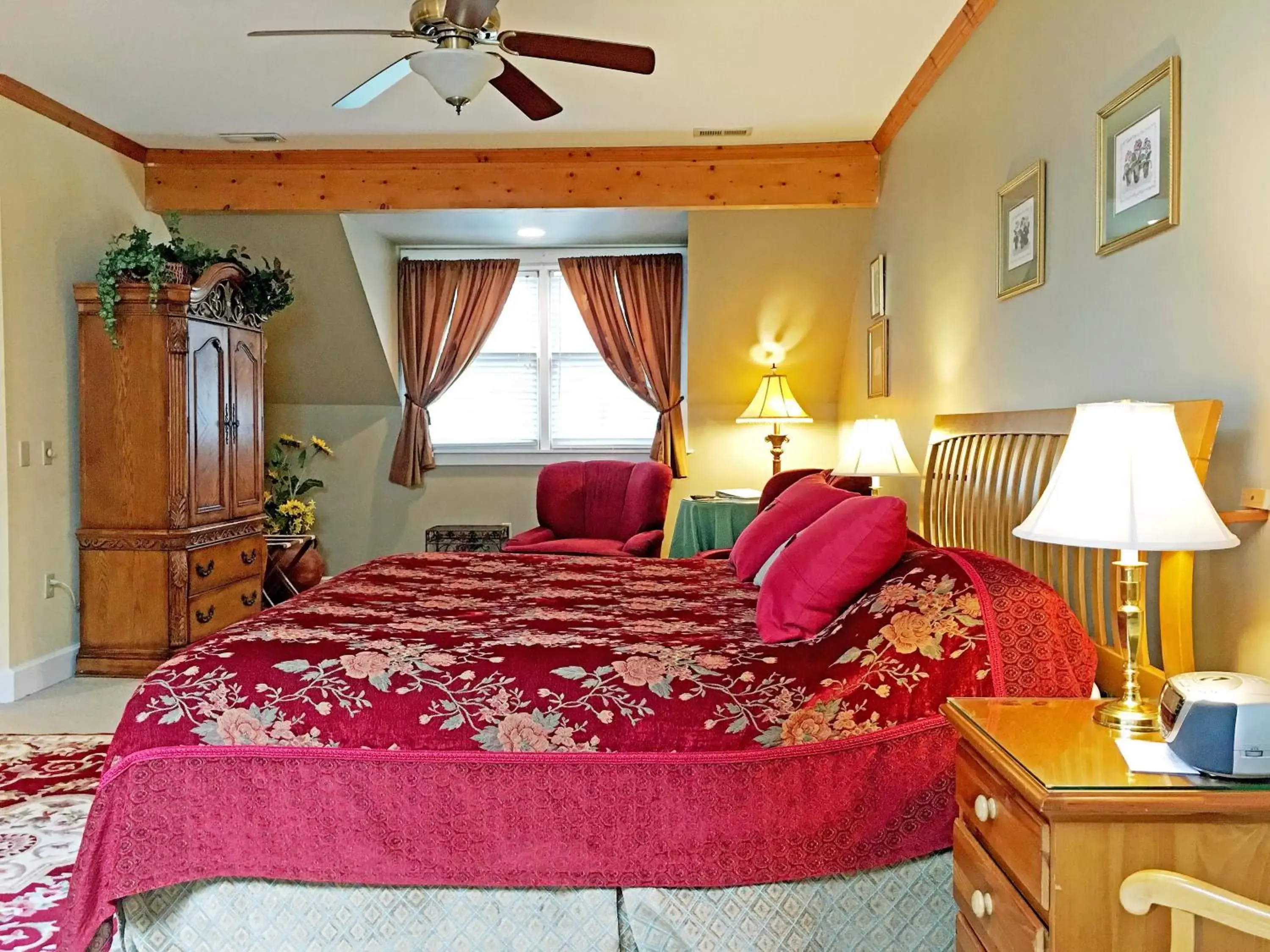 Bedroom, Bed in Highland Lake Inn & Resort - Flat Rock