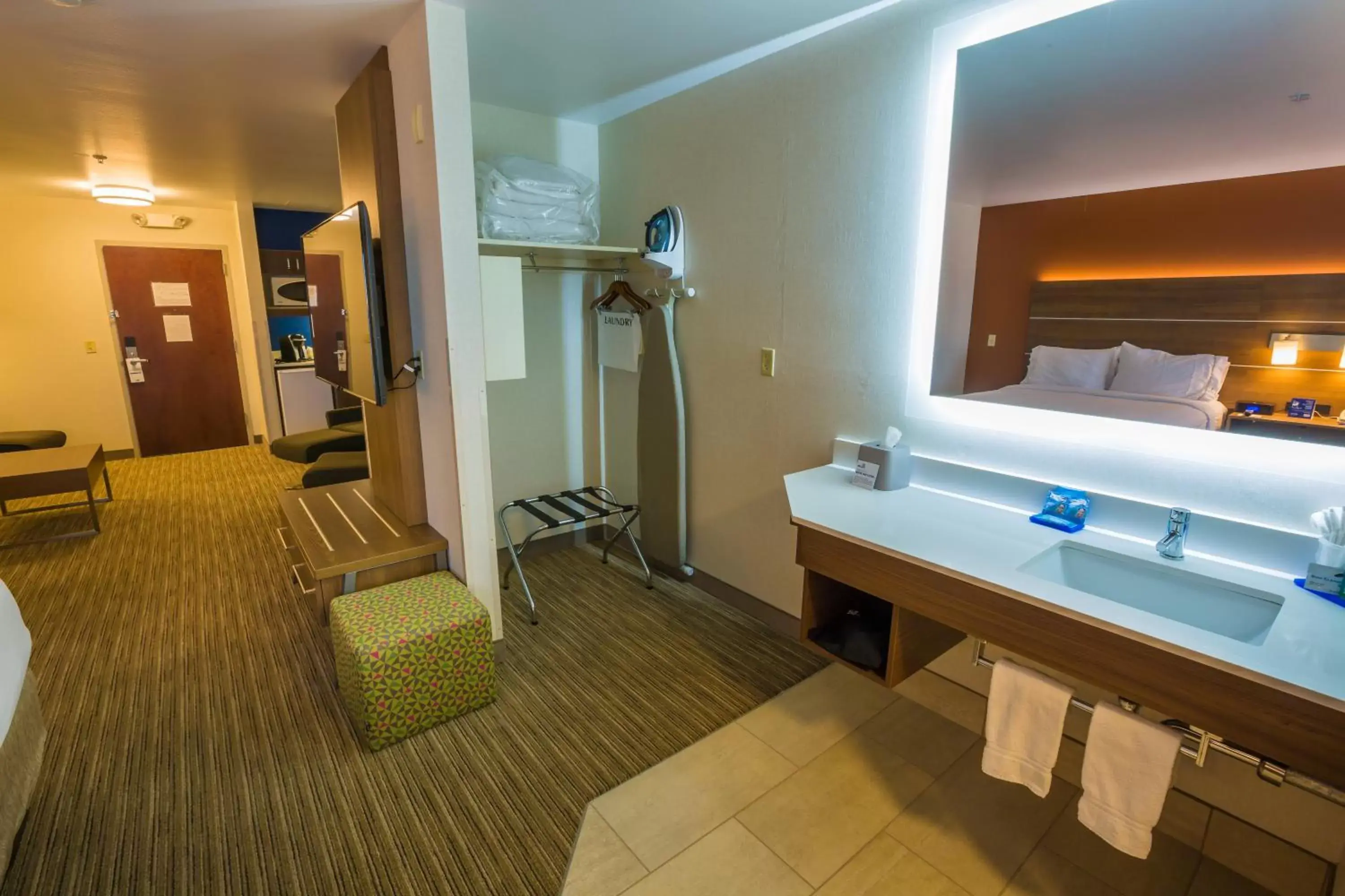 Photo of the whole room, Bathroom in Holiday Inn Express Hotel & Suites Pasco-TriCities, an IHG Hotel