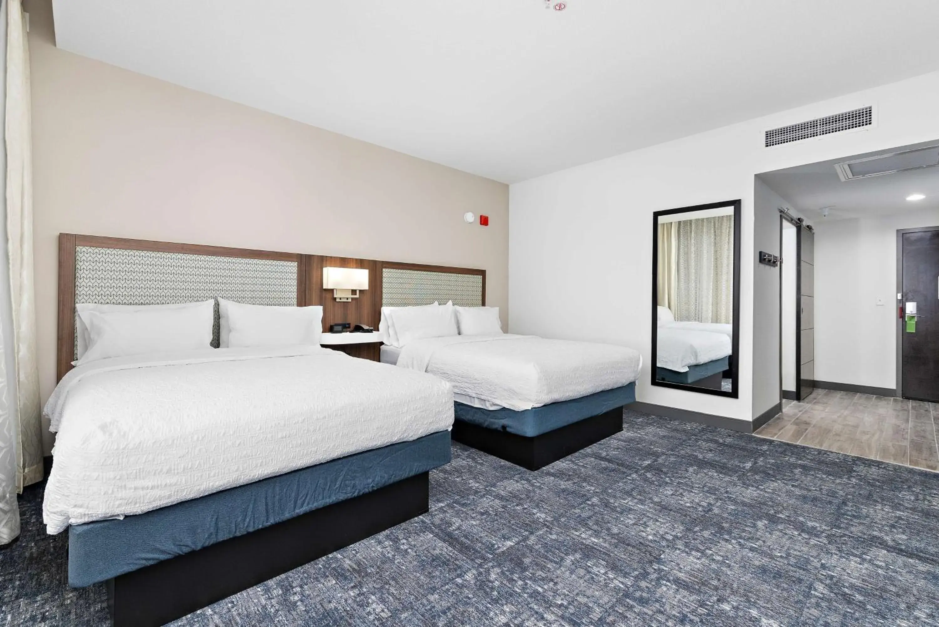 Bed in Hampton Inn By Hilton Kansas City Downtown Financial District, MO