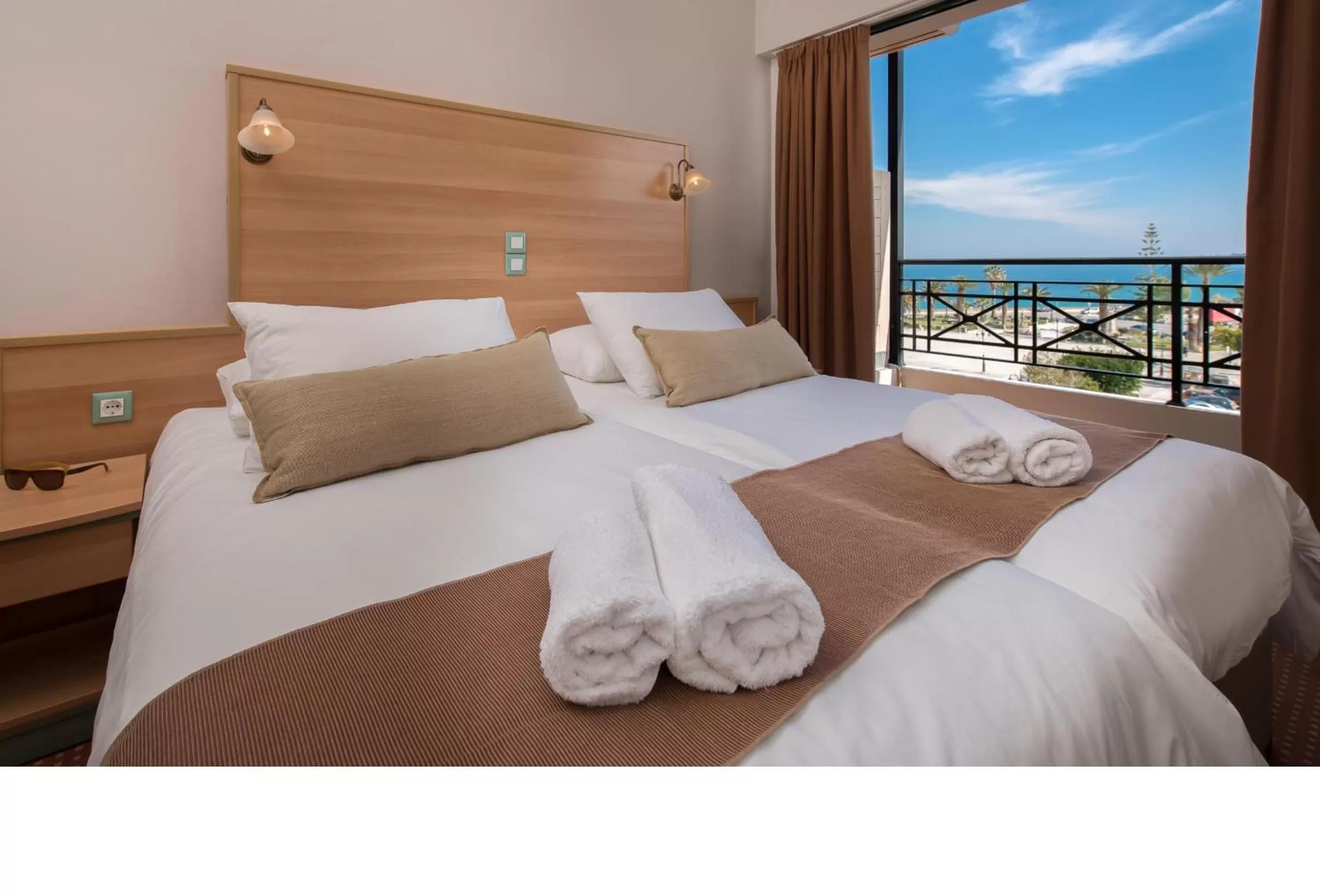 Bedroom, Bed in Phoenix Hotel