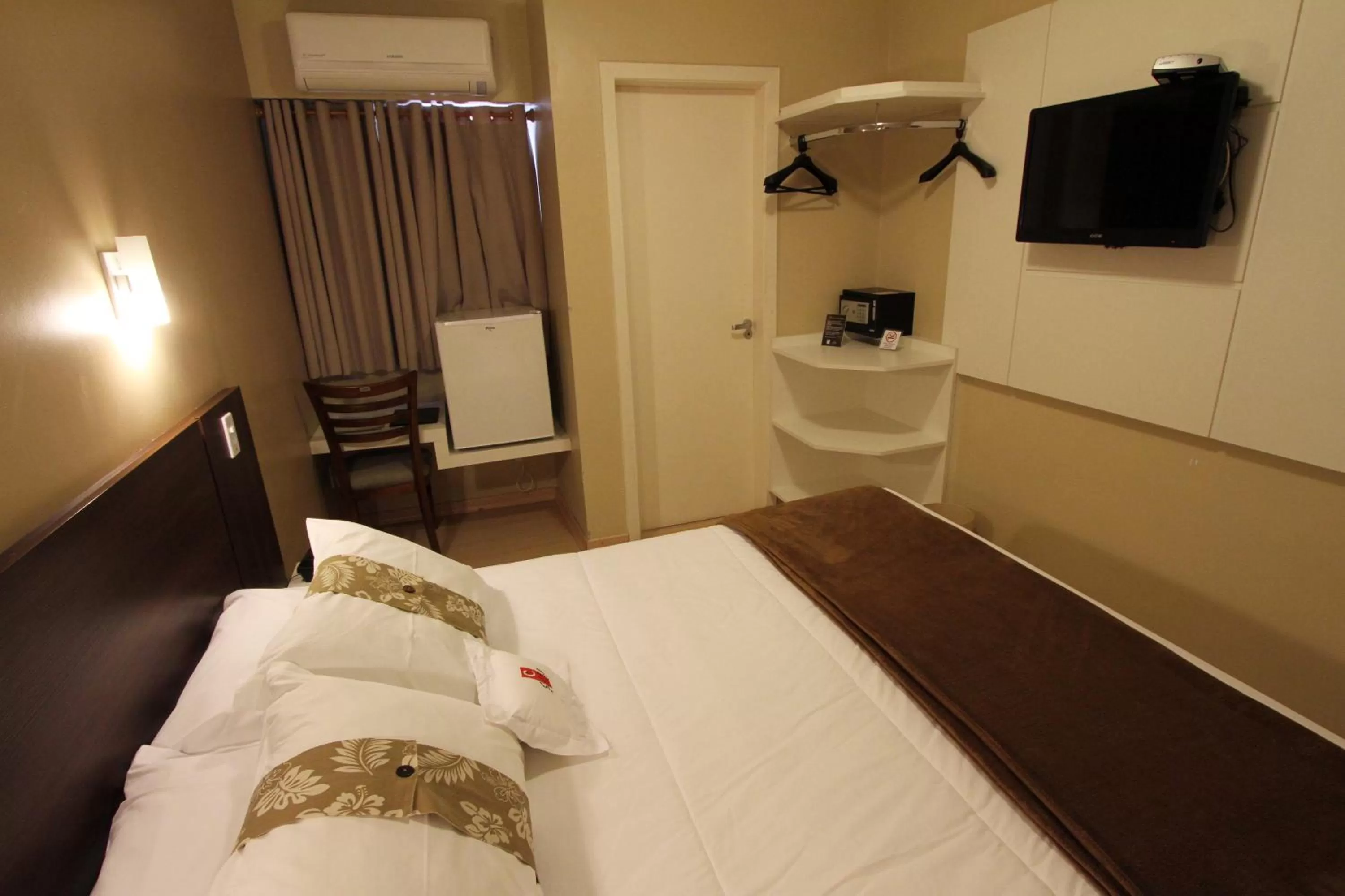 Bedroom, Bed in Hotel Curi Executive