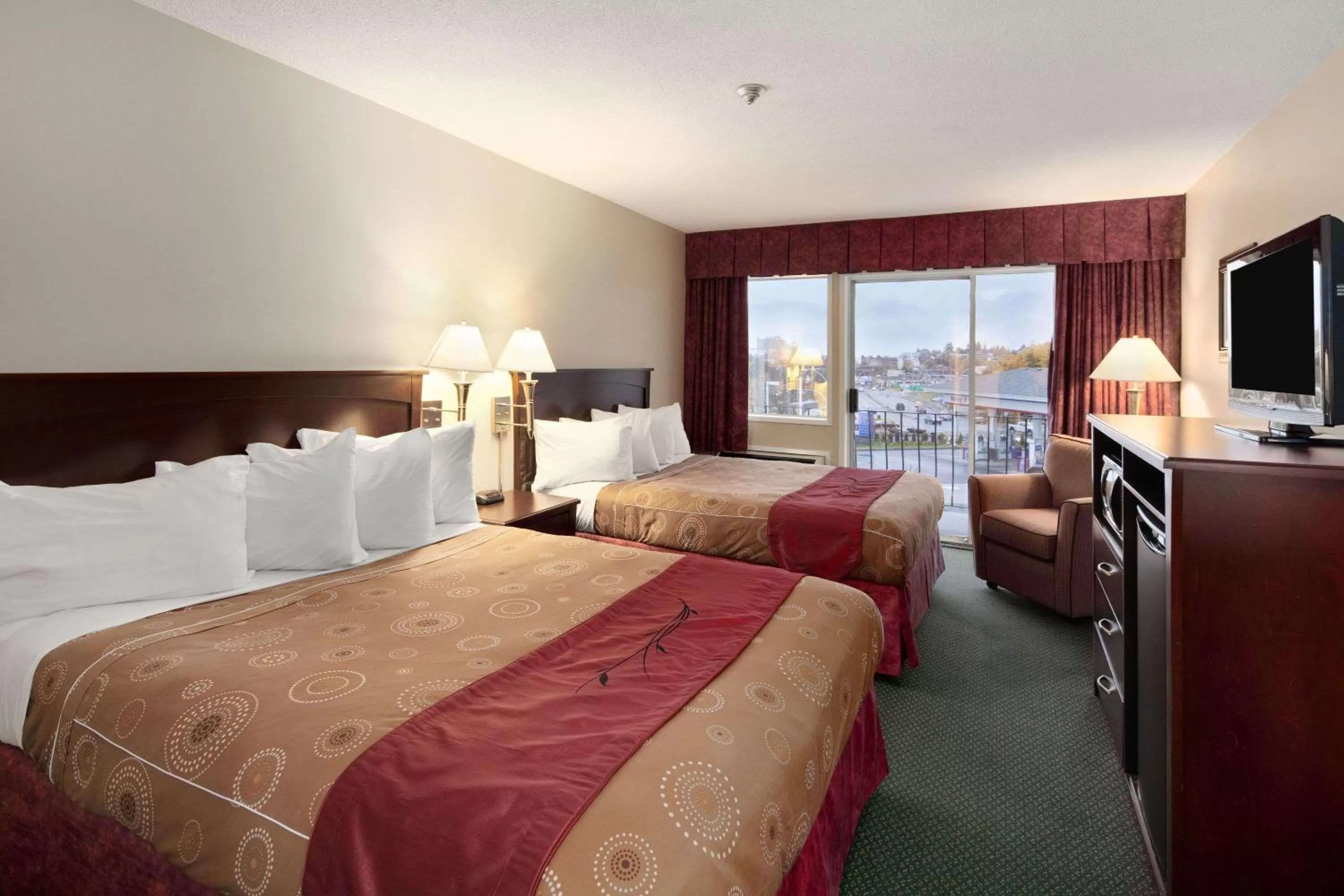 Photo of the whole room, Bed in Travelodge by Wyndham Nanaimo