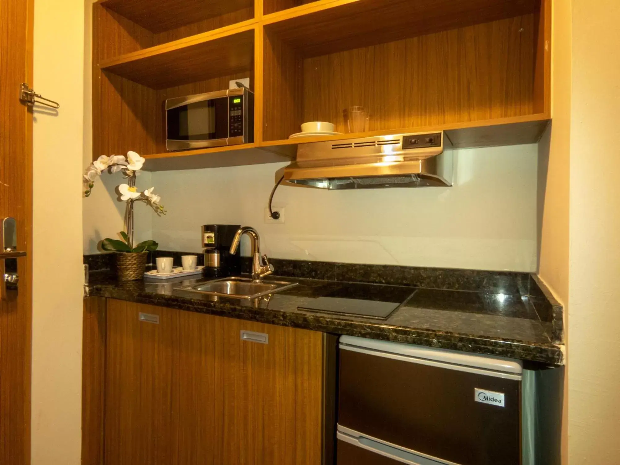 Kitchen or kitchenette, Kitchen/Kitchenette in Weston Suites Hotel